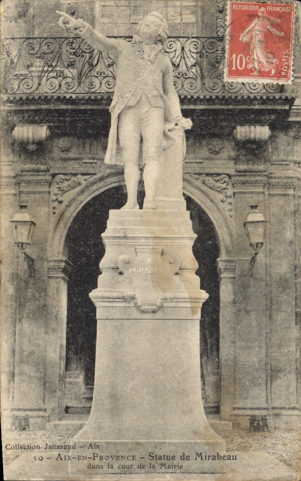 CPA Aix en Provence Statue de Mirabeau dans la cour de la Mairie 