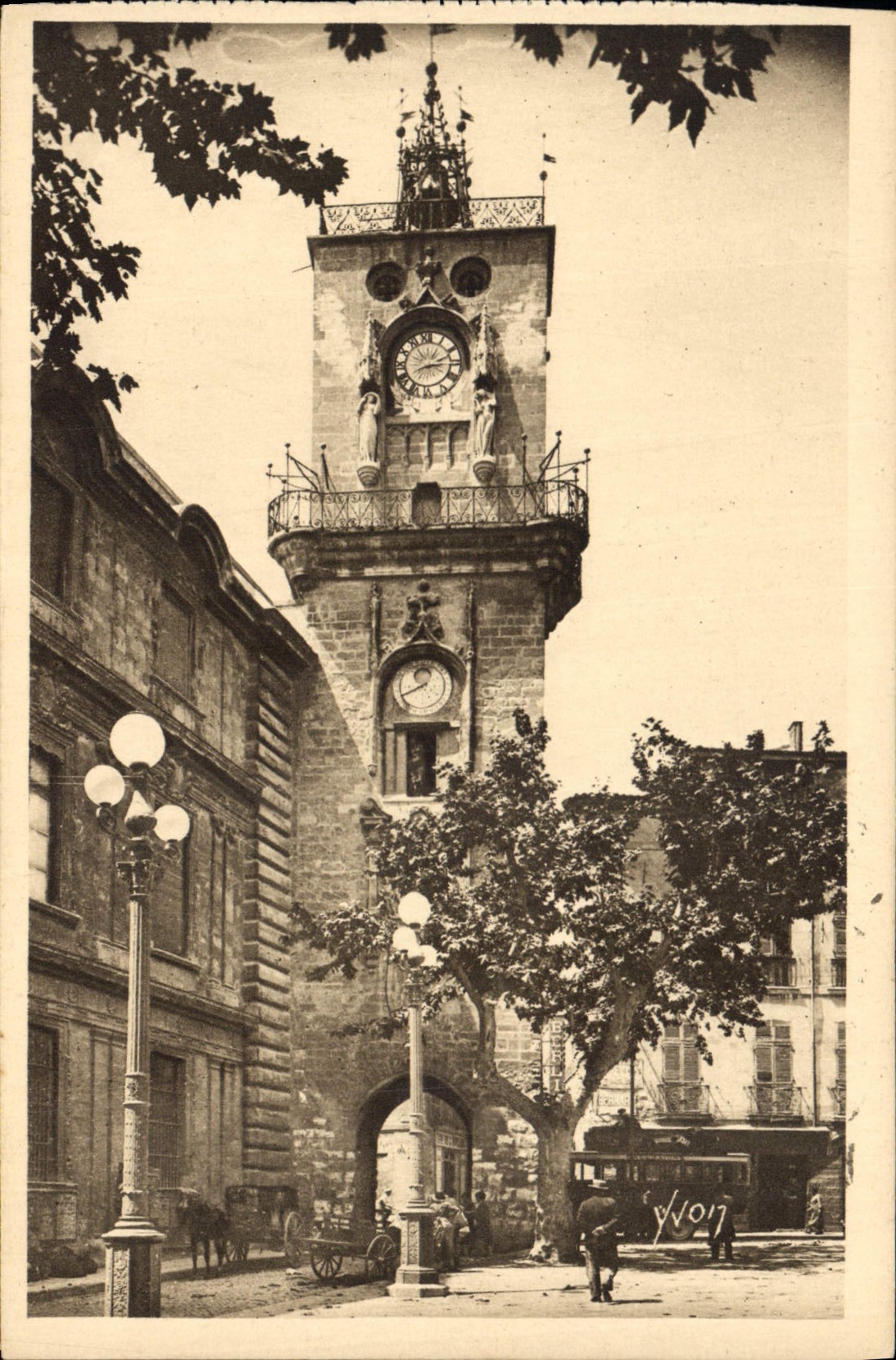 CPA La Douce France Aix en Provence B du R Tour de l'Horloge 