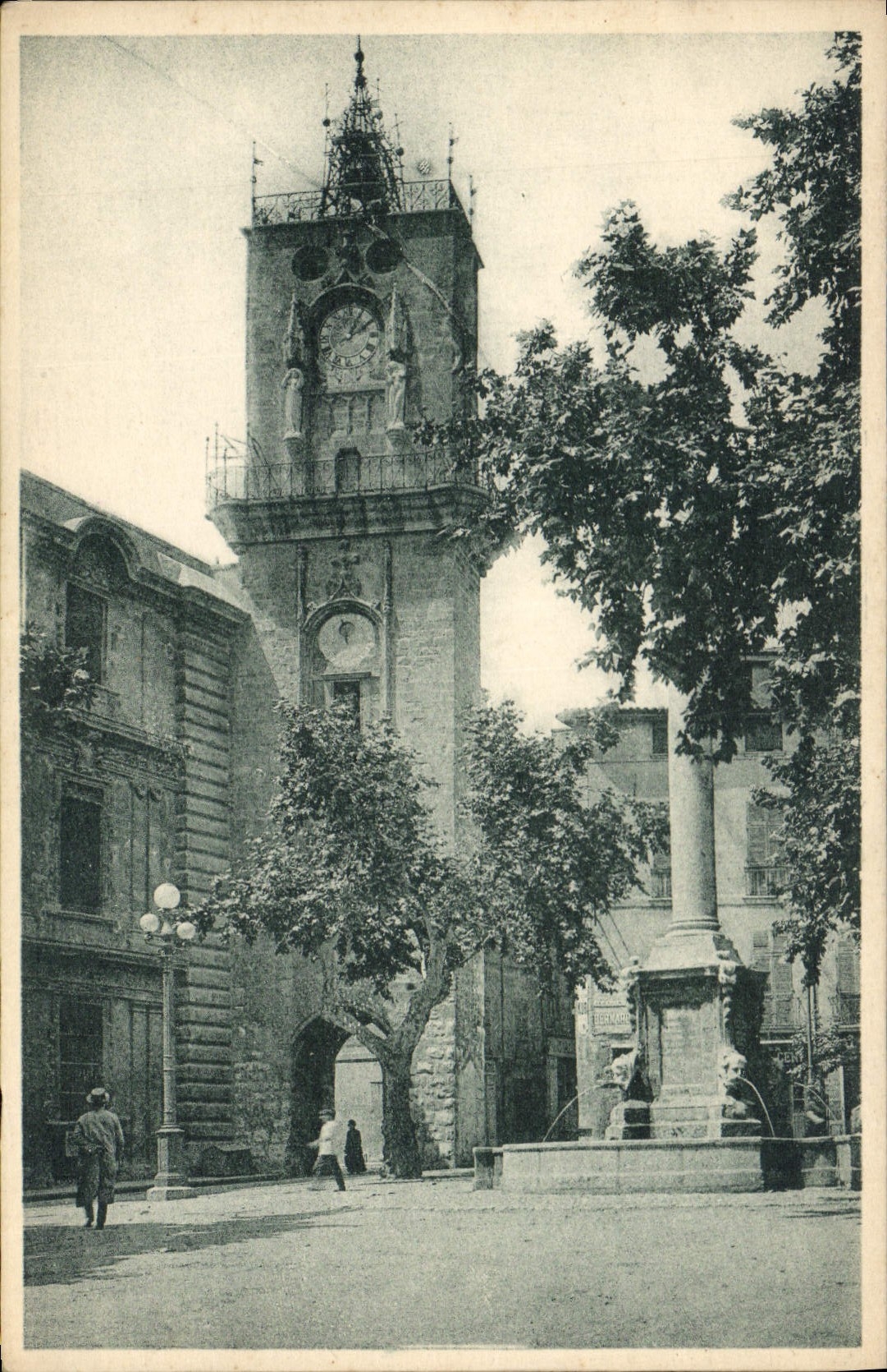 CPA Aix en Provence Place de l'Hotel de Ville et Tour de l'Horloge 