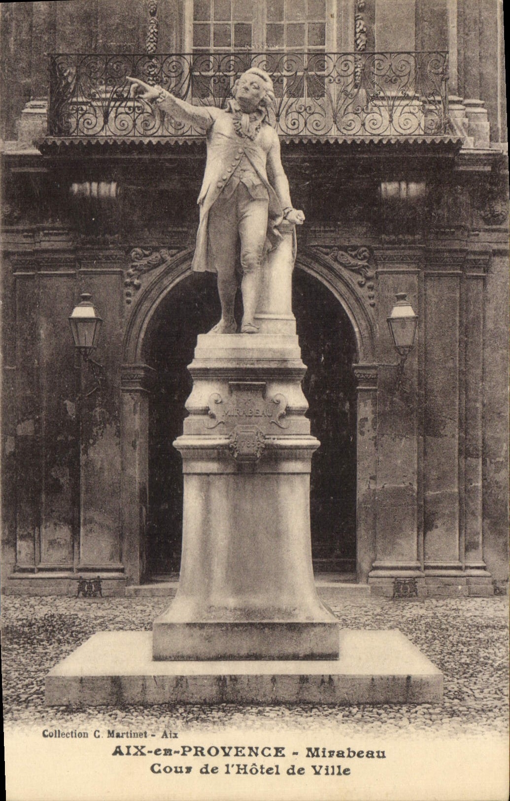 CPA Aix en Provence Mirabeau Cour de l'Hotel de Ville 