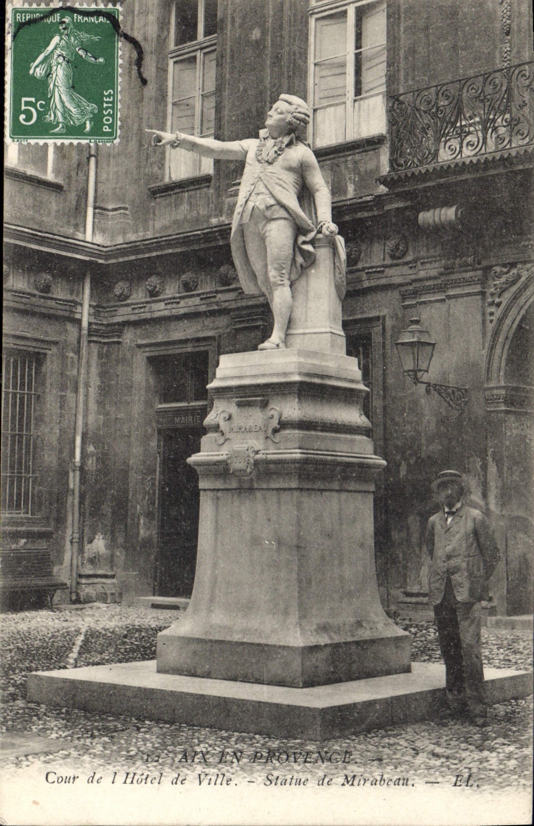 CPA Aix en Provence Cour de l'Hotel de Ville Statue de Mirabeau 