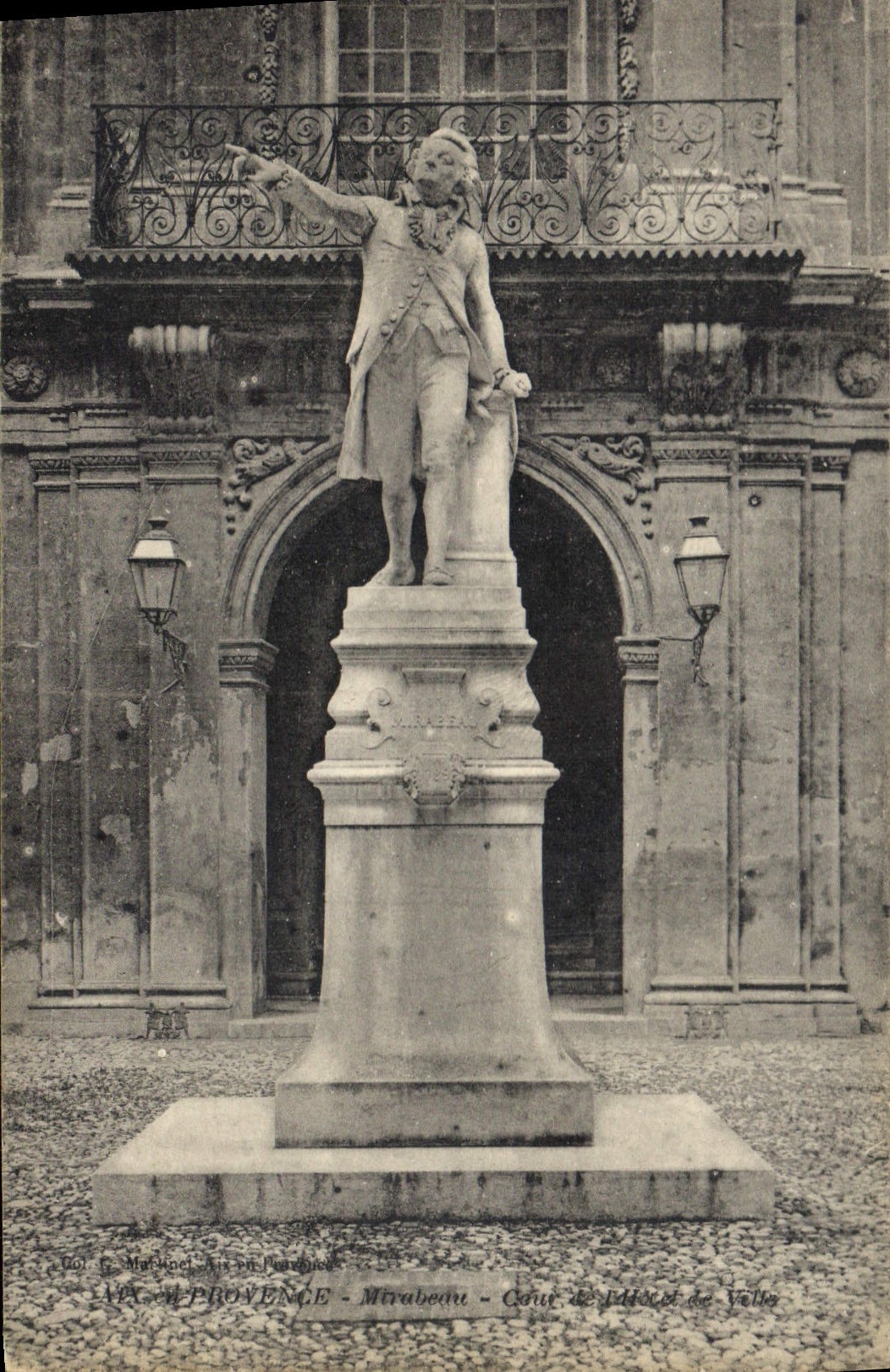 CPA Aix en Provence Mirabeau Cour de l'Hotel de Ville