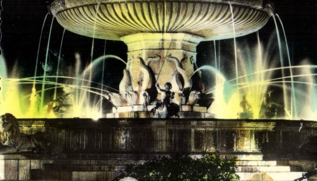 CPA La Cite du Roy Rene Aix en Provence Grande Fontaine sur la Rotonde la Nuit 