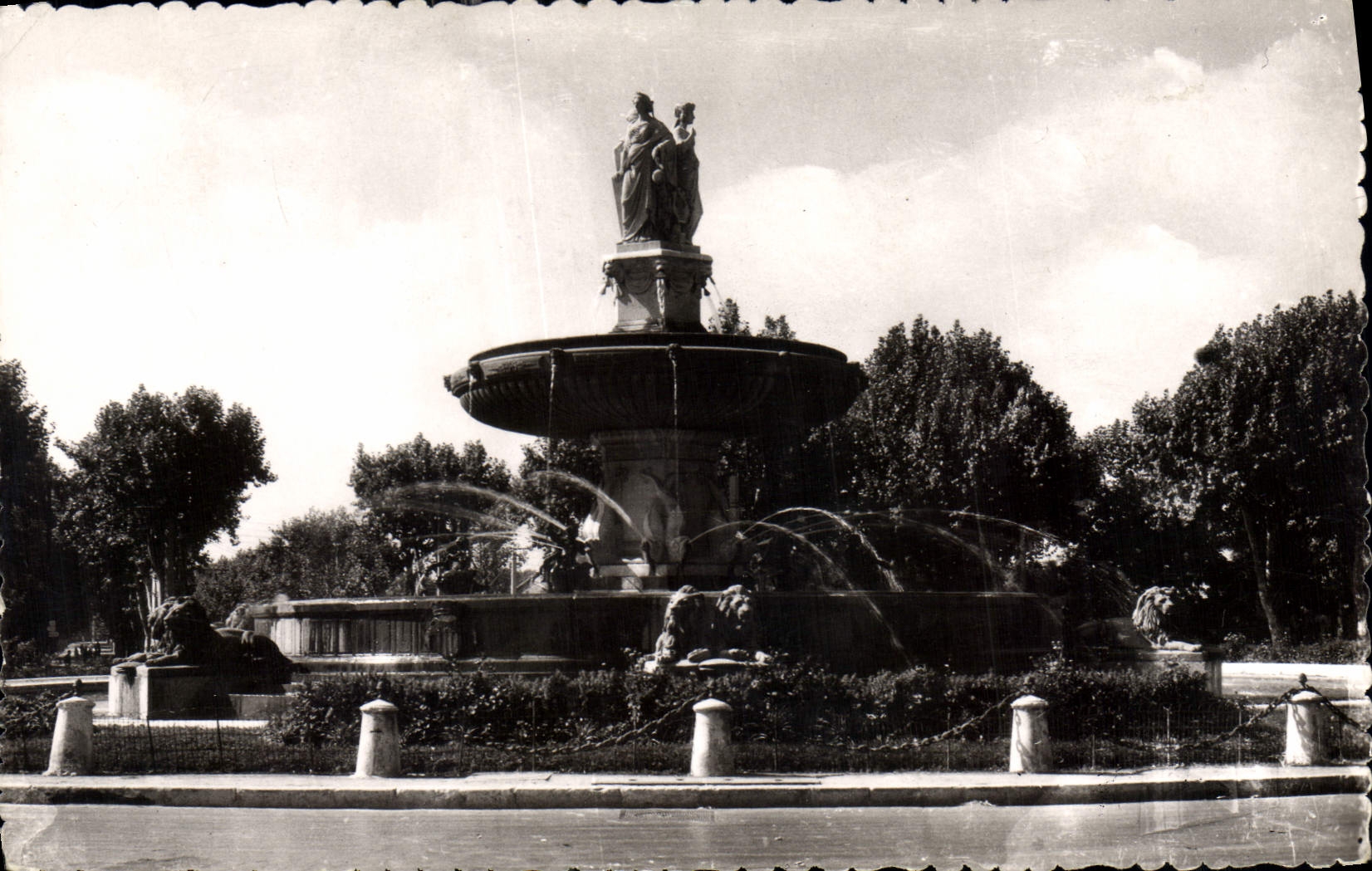 CPA La Cite du Roy Rene Aix en Provence La Grande Fontaine sur la Rotonde 