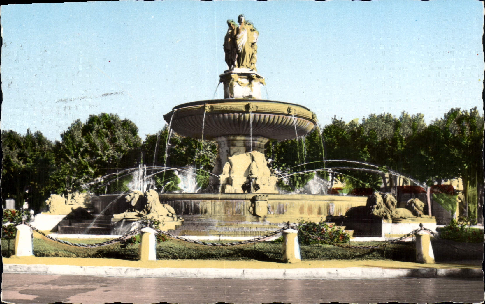 CPA La Cite du Roy Rene Aix en Provence La Grande Fontaine sur la Rotonde 