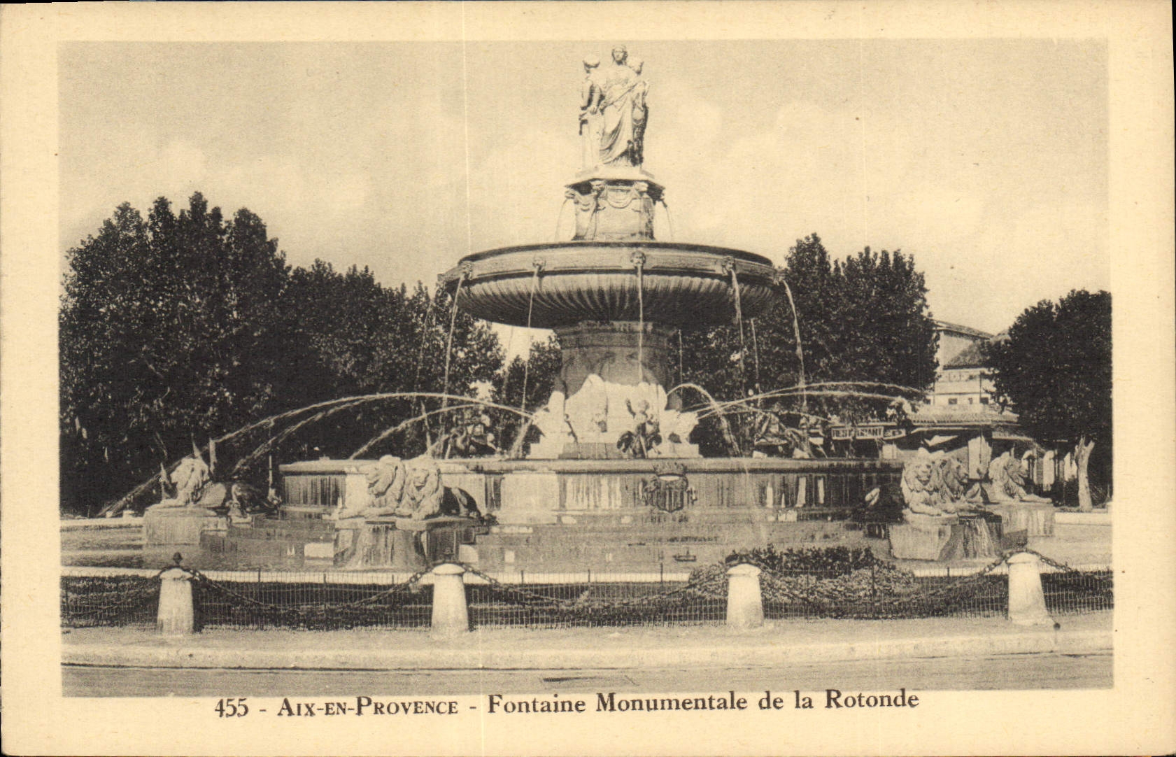 CPA Aix en Provence Fontaine Monumentale de la Rotonde 