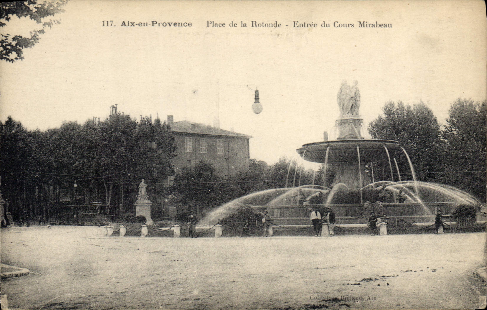 CPA Aix en Provence Place de la Rotonde Entree du Cours Mirabeau 