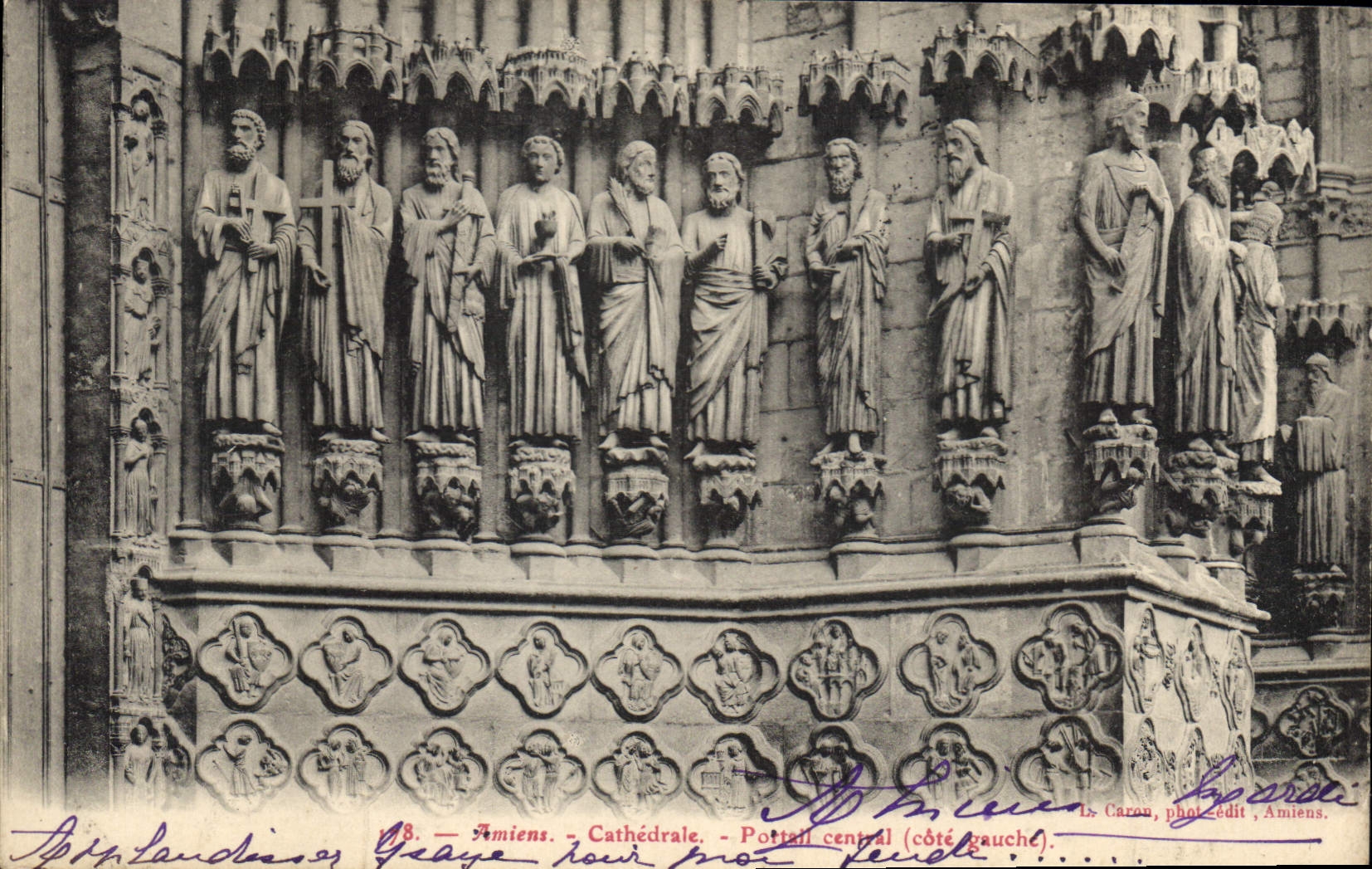 CPA Amiens Cathedrale Portail Central cote gauche 