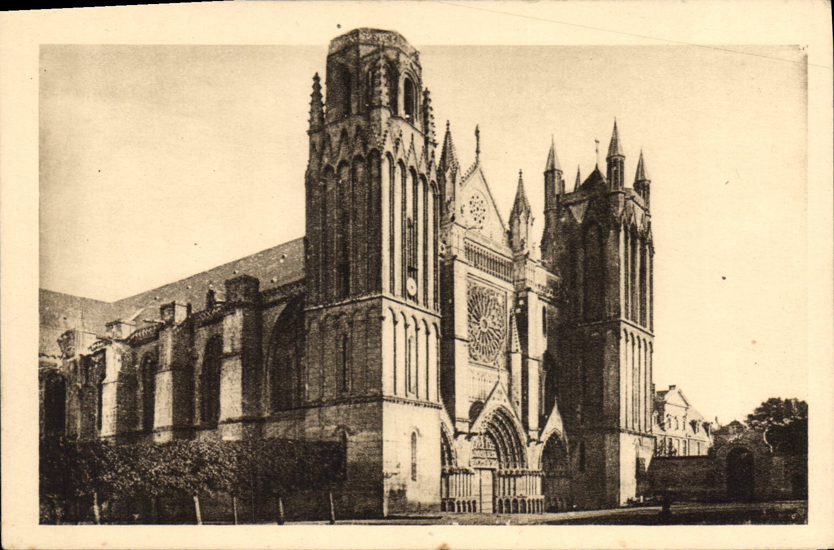 CPA Le Poitou Pittoresque Poitiers Vienne La Cathedrale St Pierre et L'Ancien Eveche