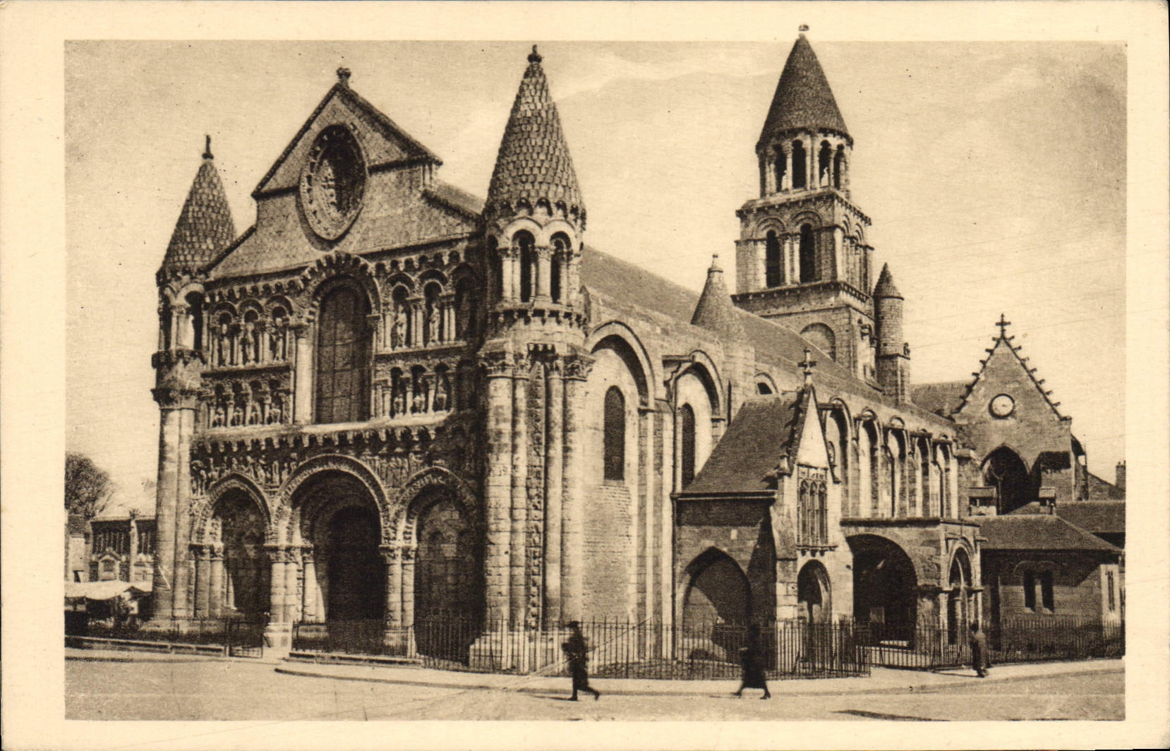 CPA Le Poitou Pittoresque Poitiers Vienne Eglise Notre Dame la Grande Facade Ouest et Sud