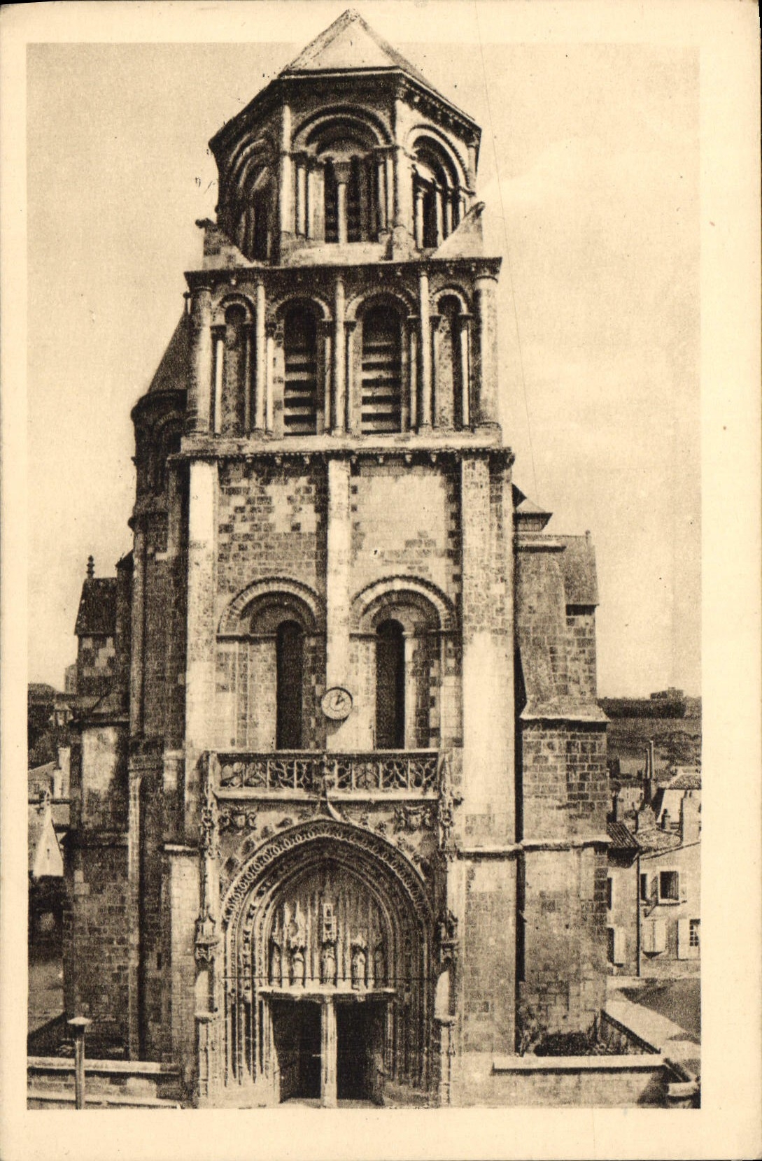 CPA Le Poitou Pittoresque Poitiers Vienne Eglise Ste Radegonde Le Clocher et son entree Ouest sur le