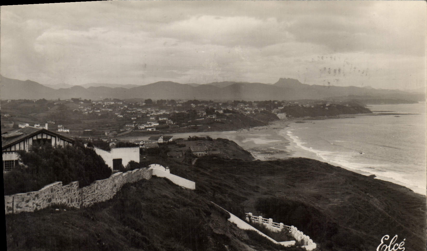 CPA Guethary Basses Pyrenees Vue sur la Plage et sur Guethary Au fond les trois Couronnes