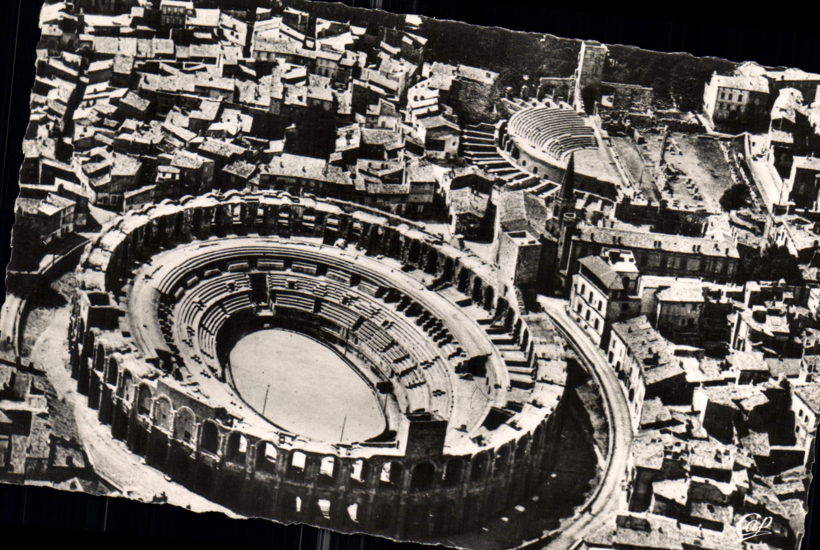 CPA Arles L'Amphitheatre romain et le Theatre antique