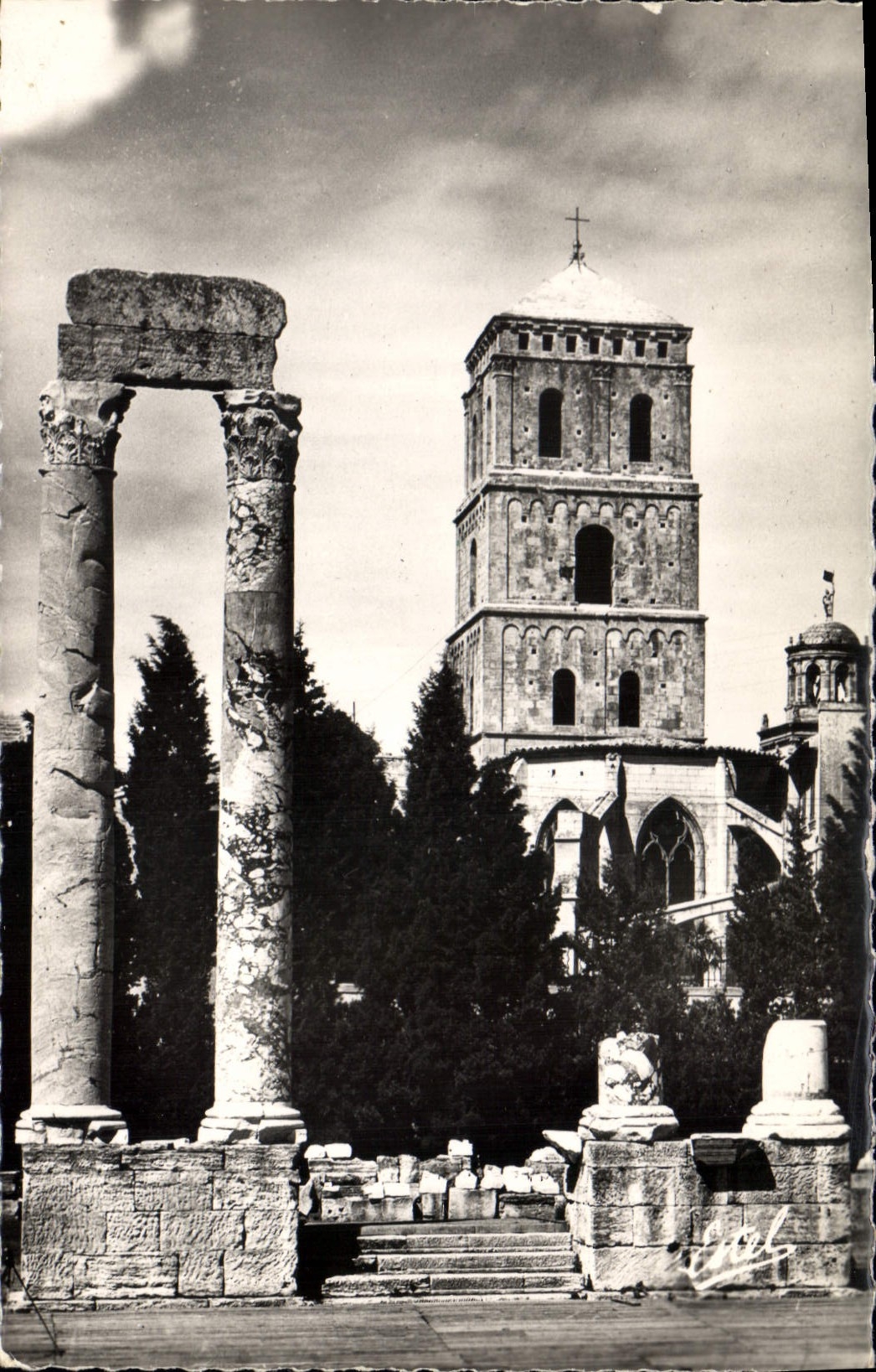 CPA Arles Les Colonnes du Theatre antique et la Cathedrale St Trophime