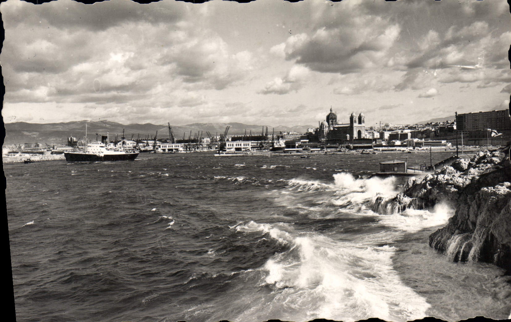 CPA Le Littoral Mediterraneen Marseille Depart d'Un Courrier A droite la Cathedrale 