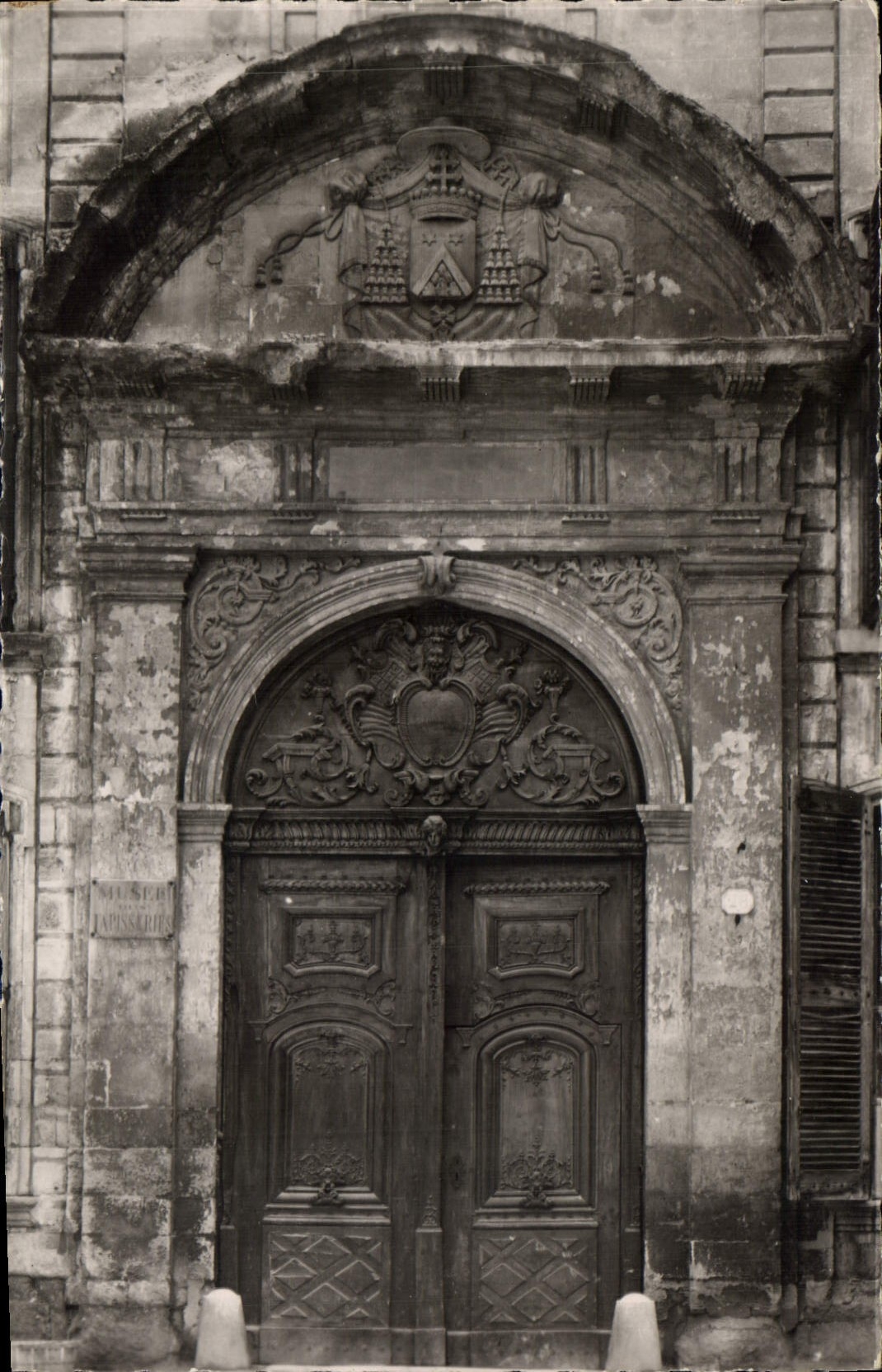CPA La Cite du Roy Rene Aix en Provence Archeveche Porte en bois sculpte 