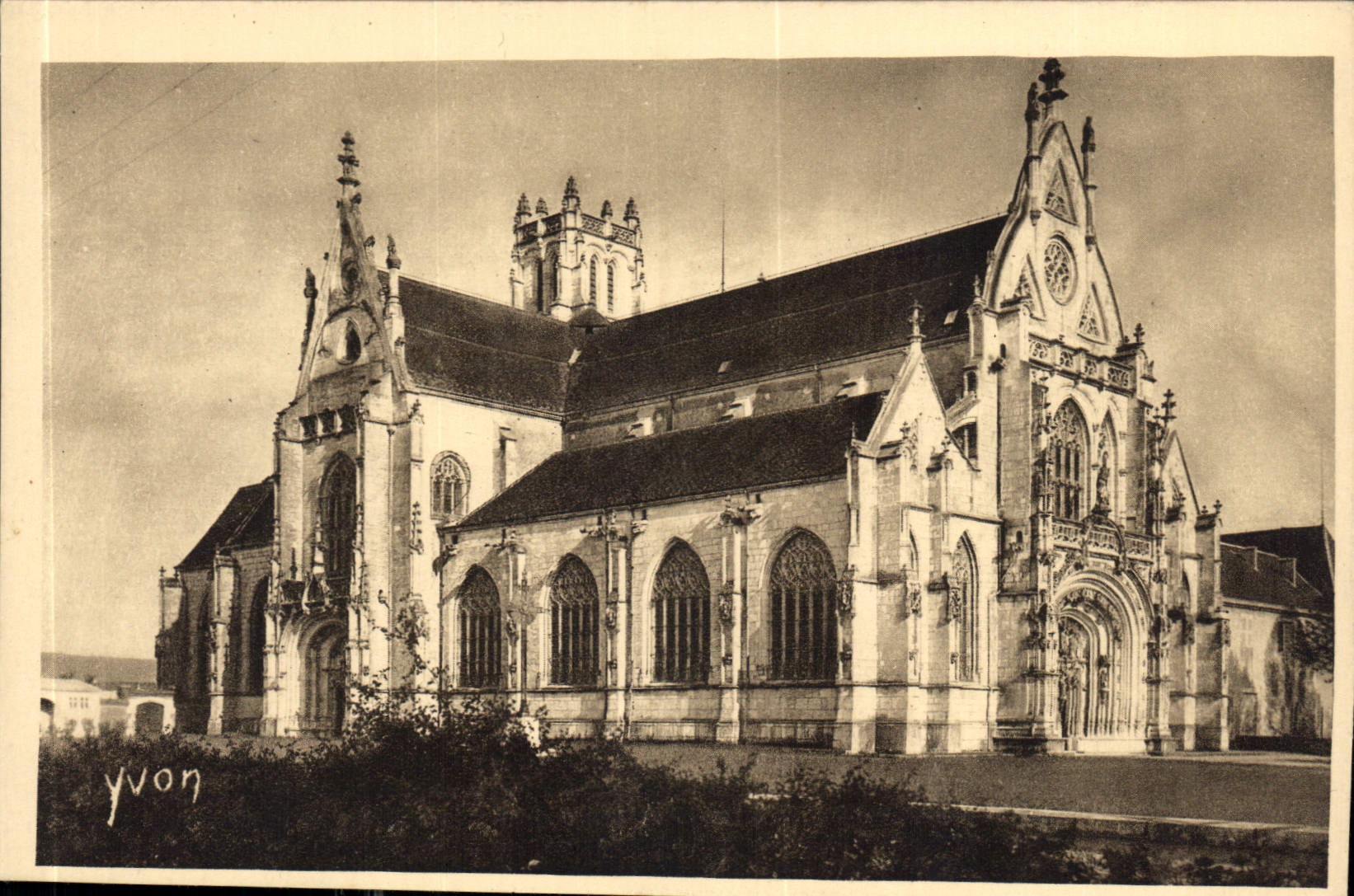 CPA La Douce France Bourg Ain Eglise de Brou Vue d'ensemble 