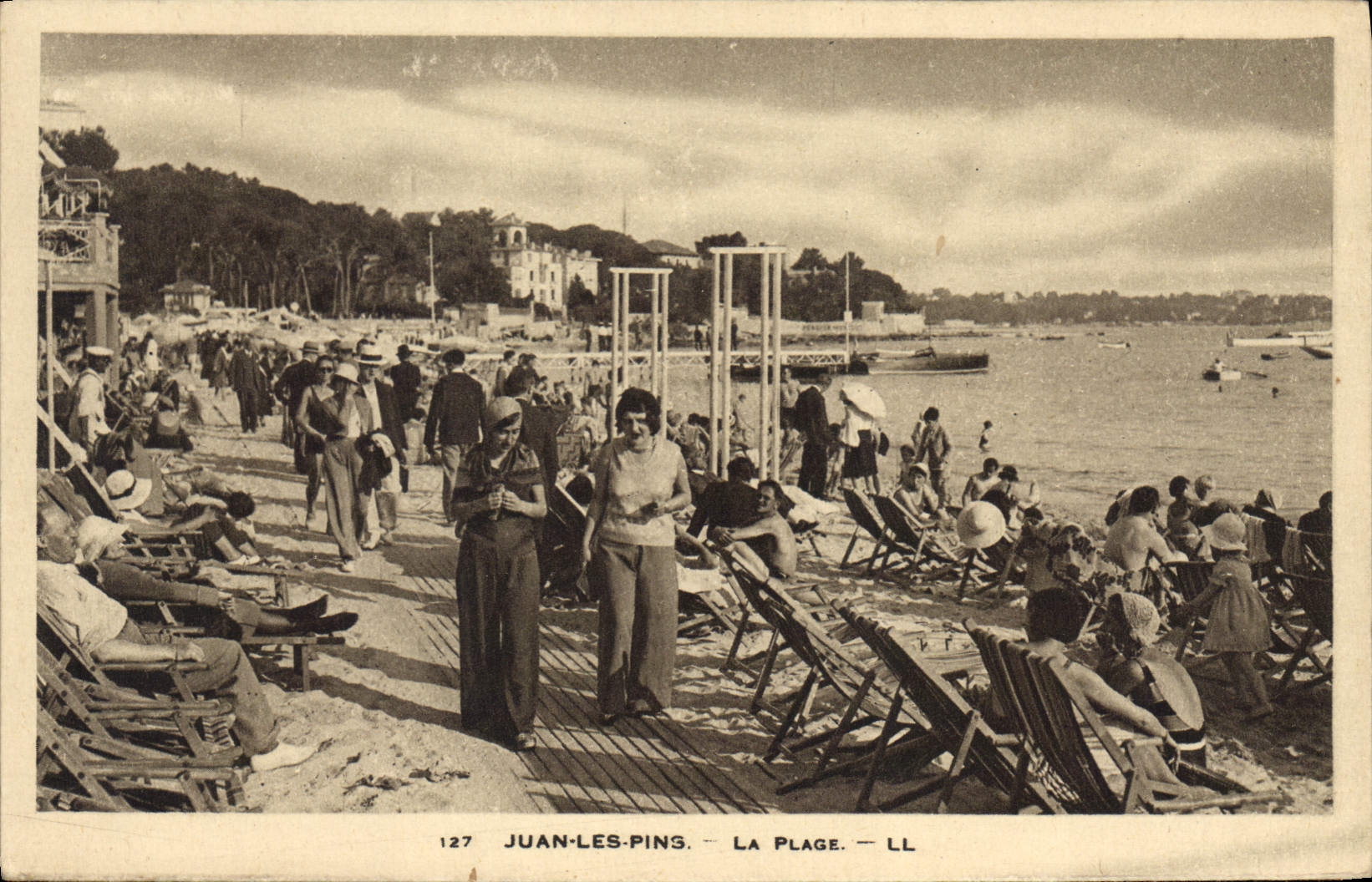 CPA Juan les pins la Plage 
