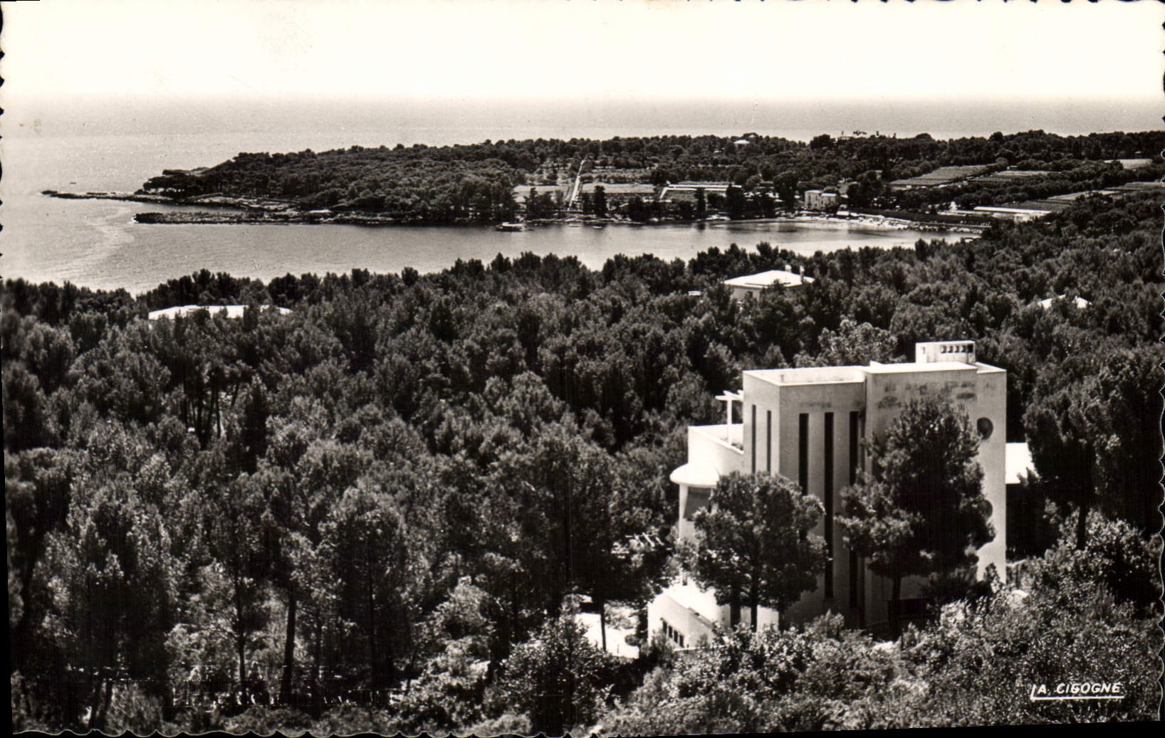 CPM Cap D'Antibes Panorama sur la Plage de la Caroupe 