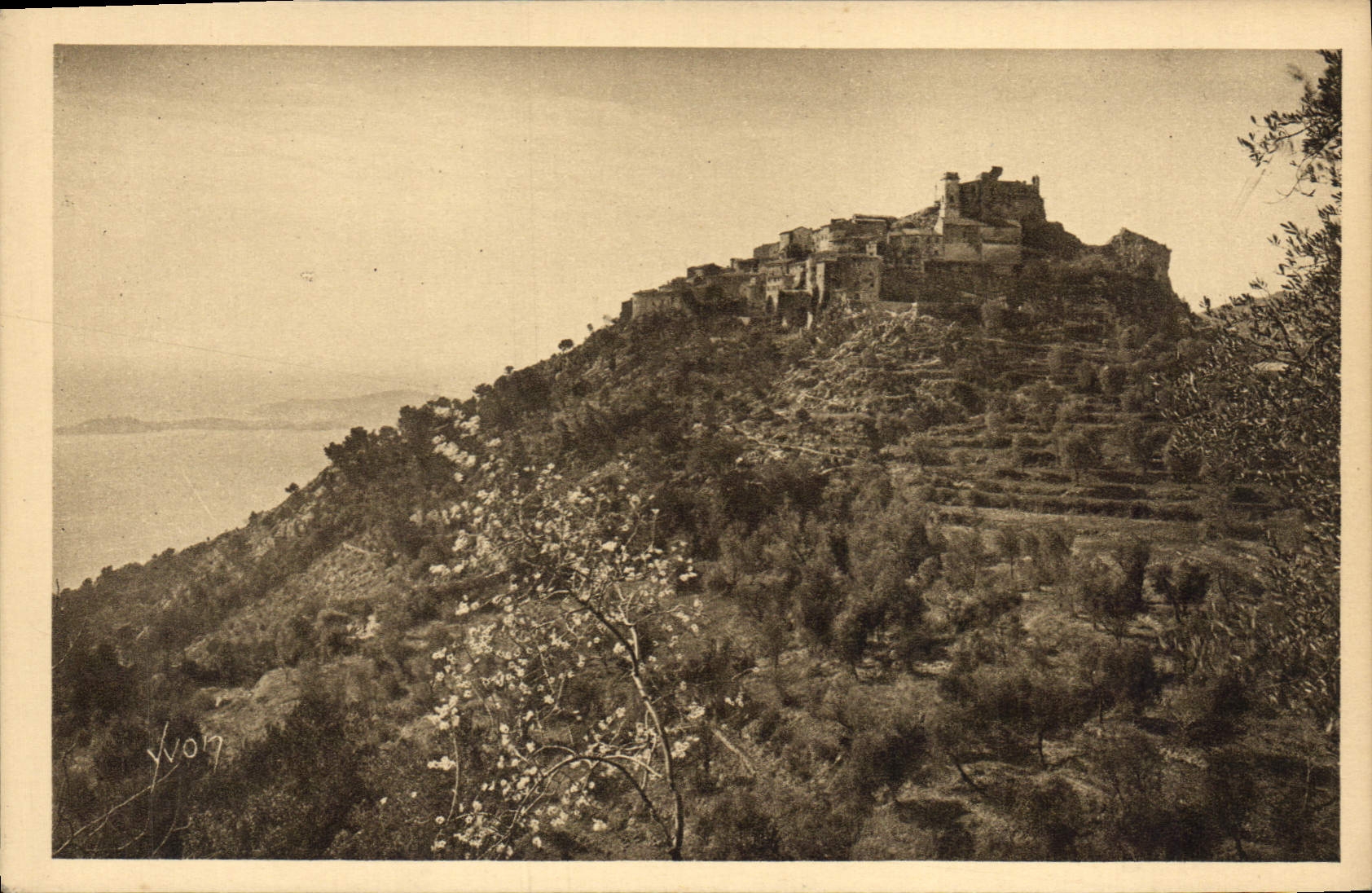 CPA La Douce France Cote d'Azur Eze A M Le Village vue de la Route de la Nouvelle Corniche de Nice a