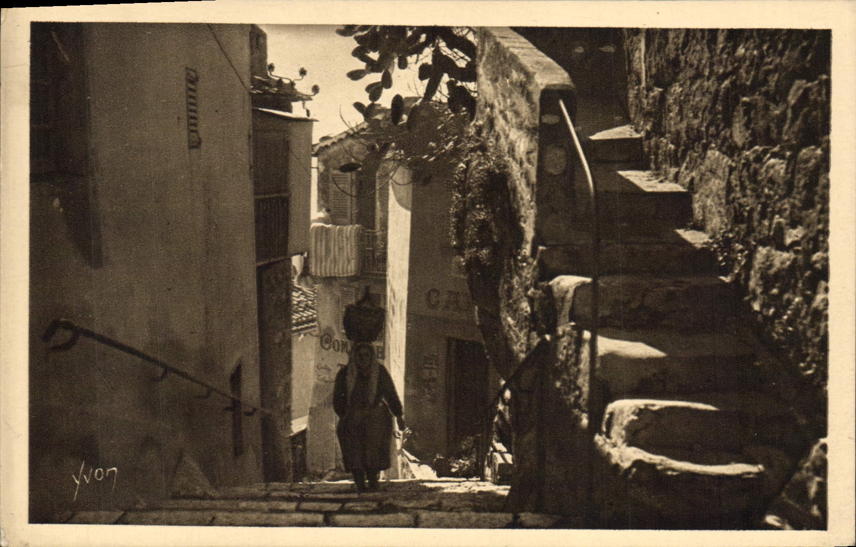 CPA La Douce France Cote d'Azur Eze AM Une Vieille Rue du Village