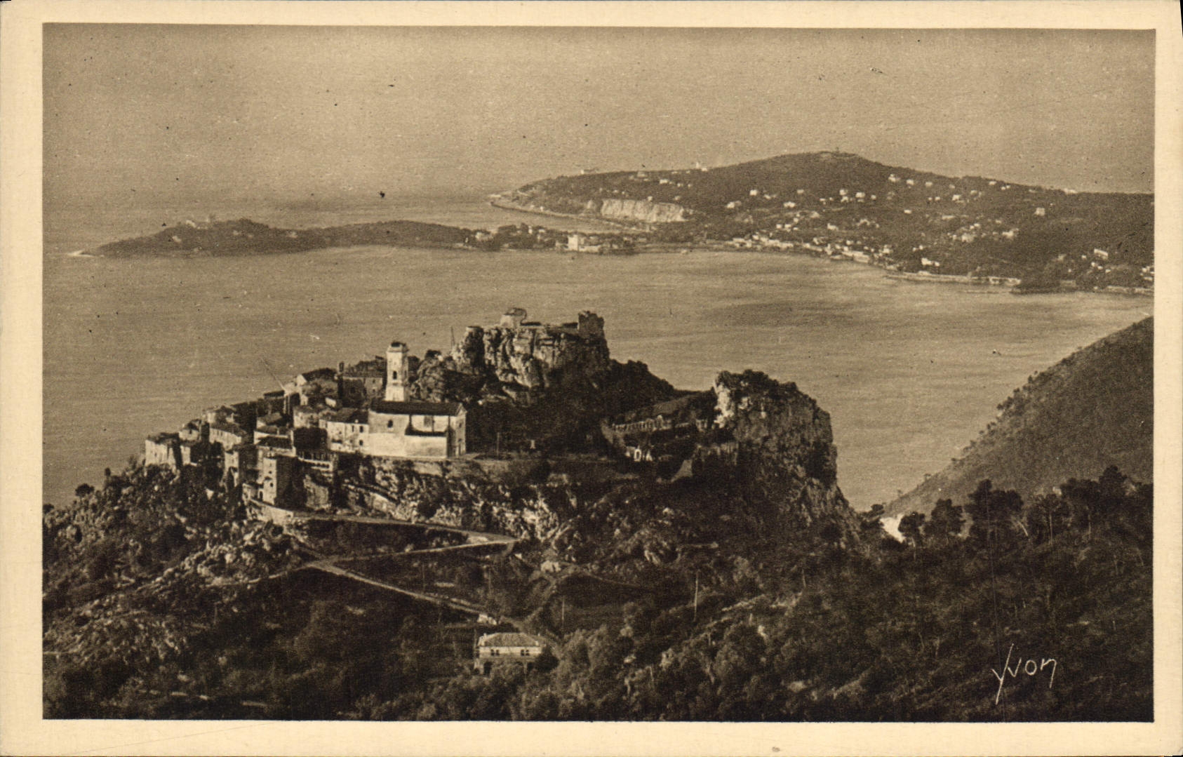 CPA La Douce France Cote d'Azur Eze AM Vue generale du Village prise de la Route de la Grande Cornic