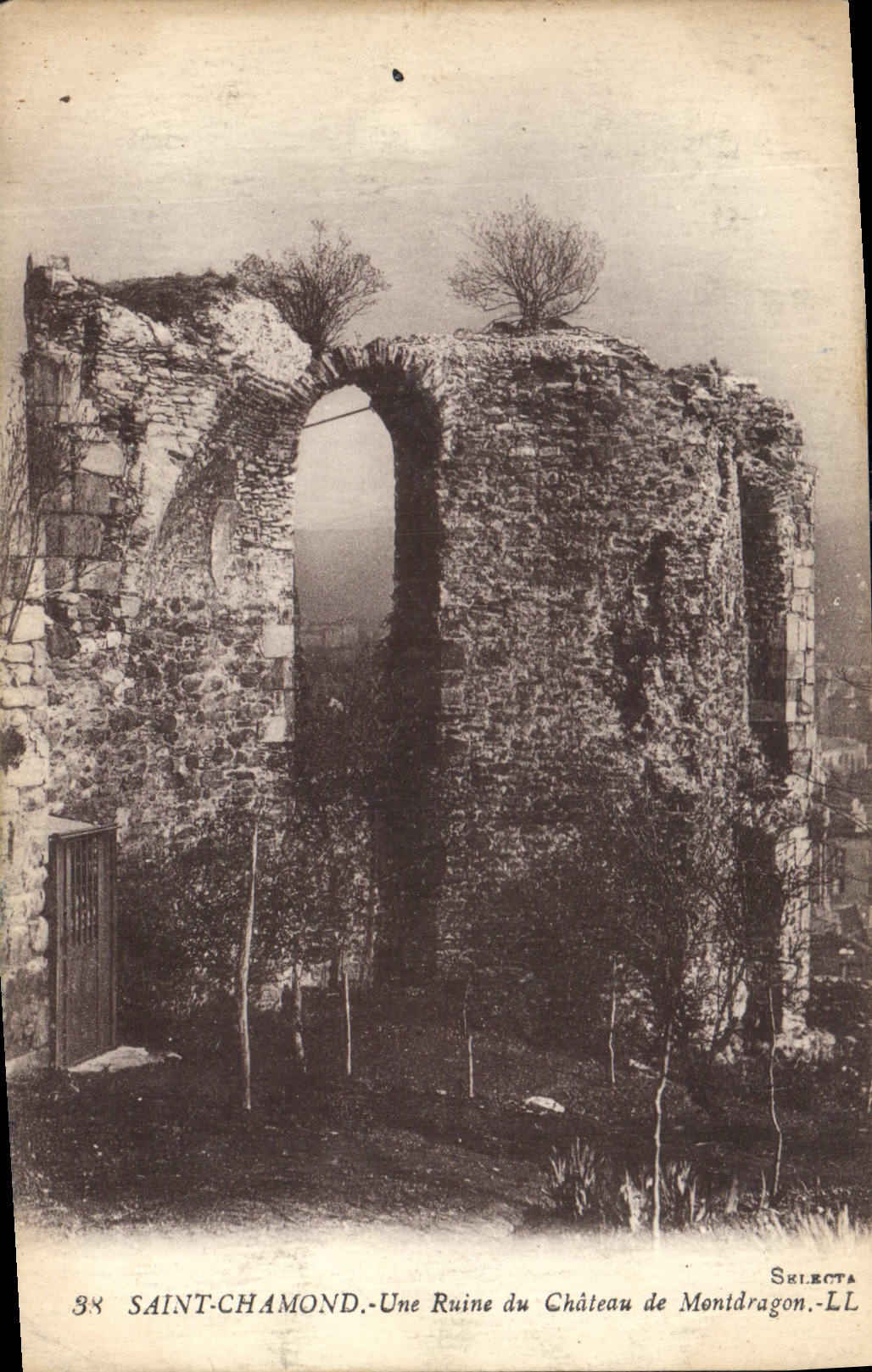 CPA Saint Chamond Une Ruine du Chateau de Montdragon 