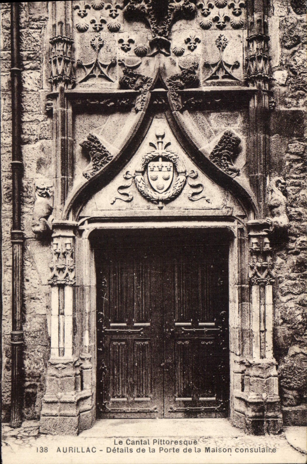 CPA Le Cantal Pittoresque Aurillac Details de la Porte de la Maison consulaire Serpent