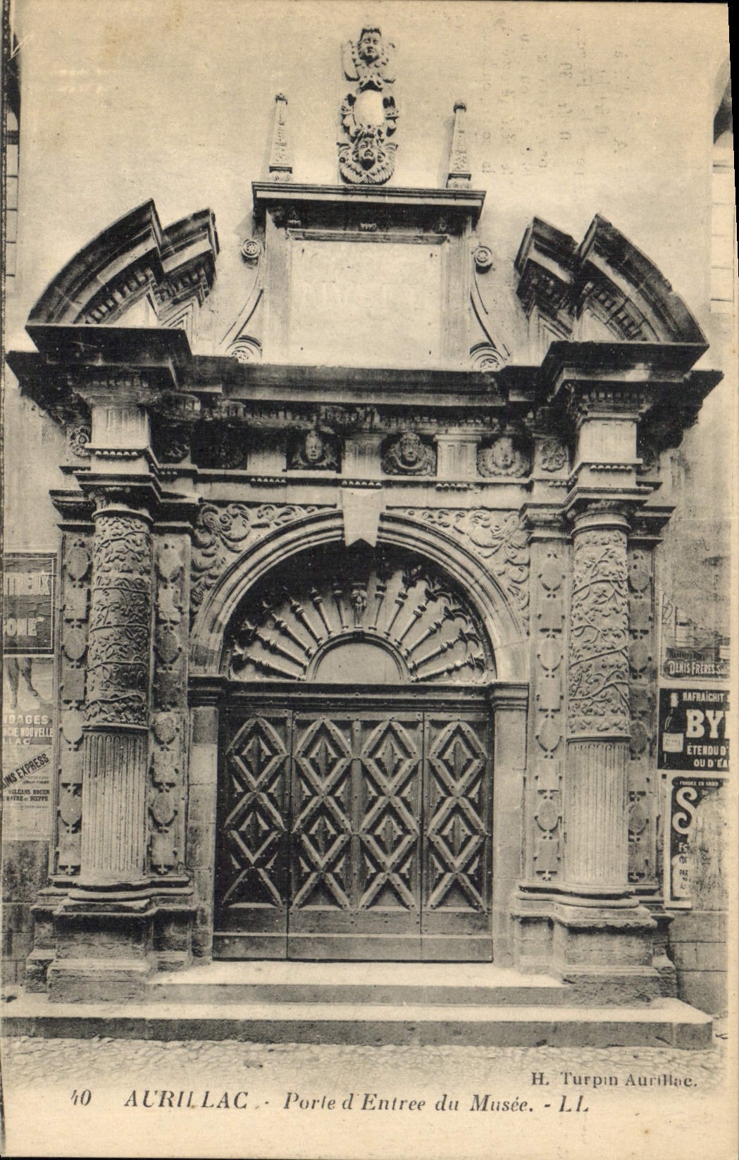 CPA Aurillac Porte d'Entree du Musee 