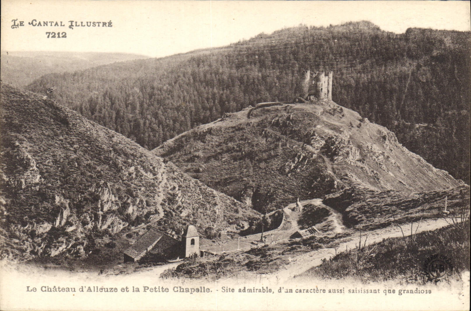 CPA Le Cantal Illustre Le Chateau d'Alleuze et la Petite Chapelle Site admirable