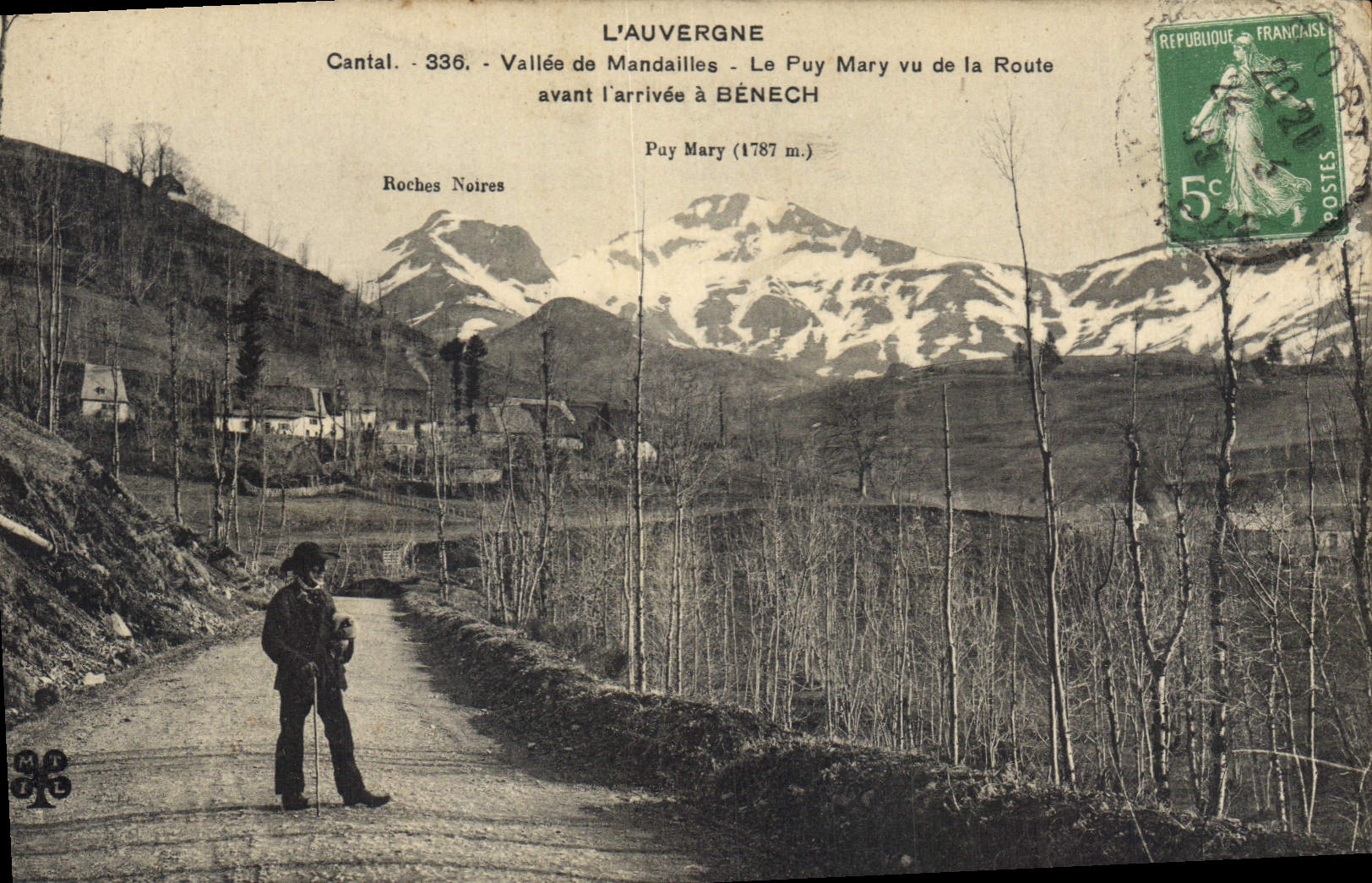 CPA l'Auvergne Cantal Vallee de Mandailles Le Puy Mary vu de la Route avant l'arruvee a Benech