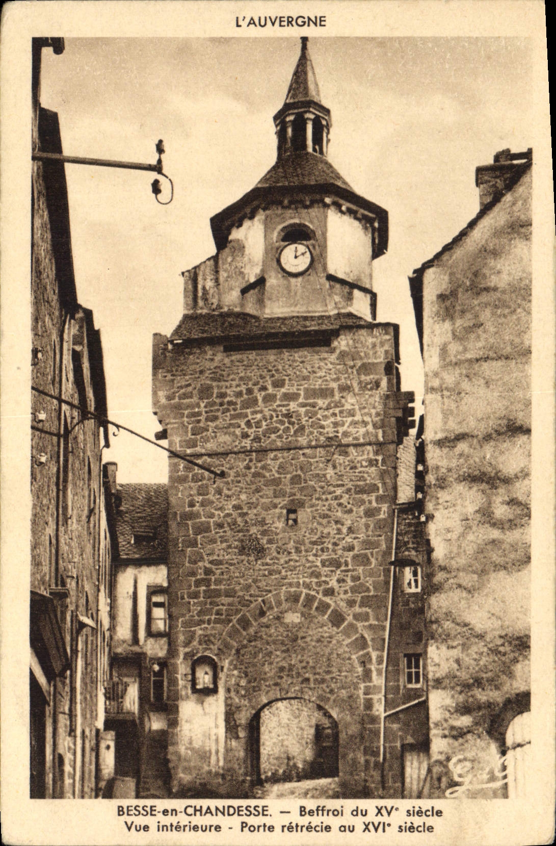 CPA l'Auvergne Besse e Chandesse Vue intererieur Porte retrecie