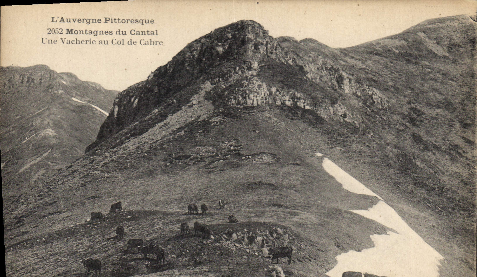 CPA l'Auvergne Pittoresque Montagnes du Cantal Une Vacherie au Col de Cabre