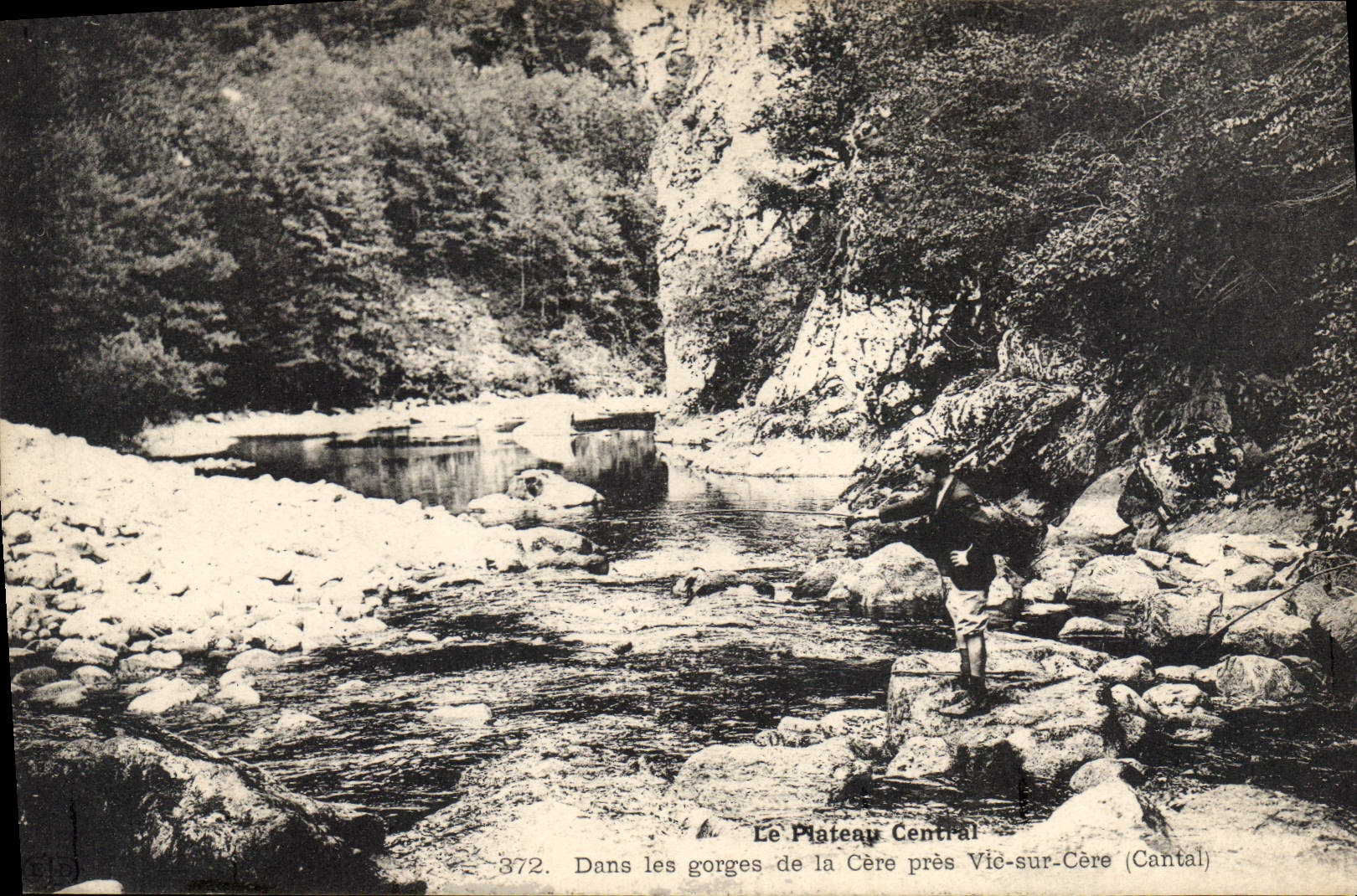CPA Le Plateau Central Dans des gorges de la Cere pres Vic sur Cere Cantal Peche Pecheur