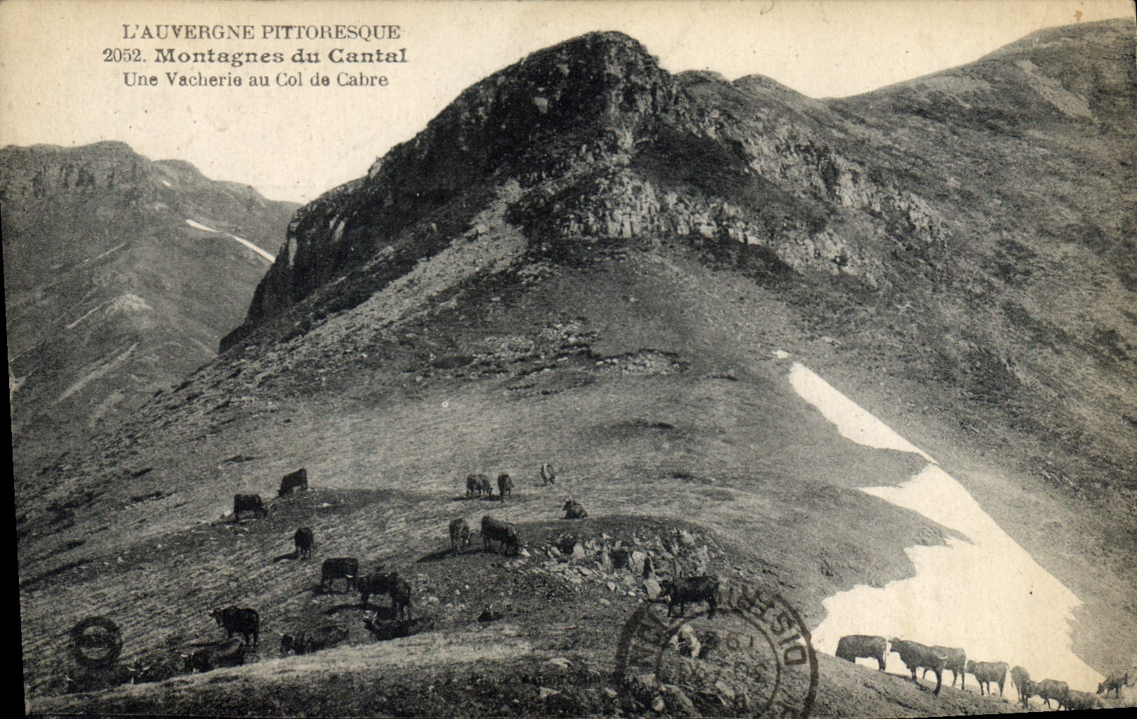 CPA l'Auvergne Pittoresque Montagnes du Cantal Une Vacherie au Col de Cabre