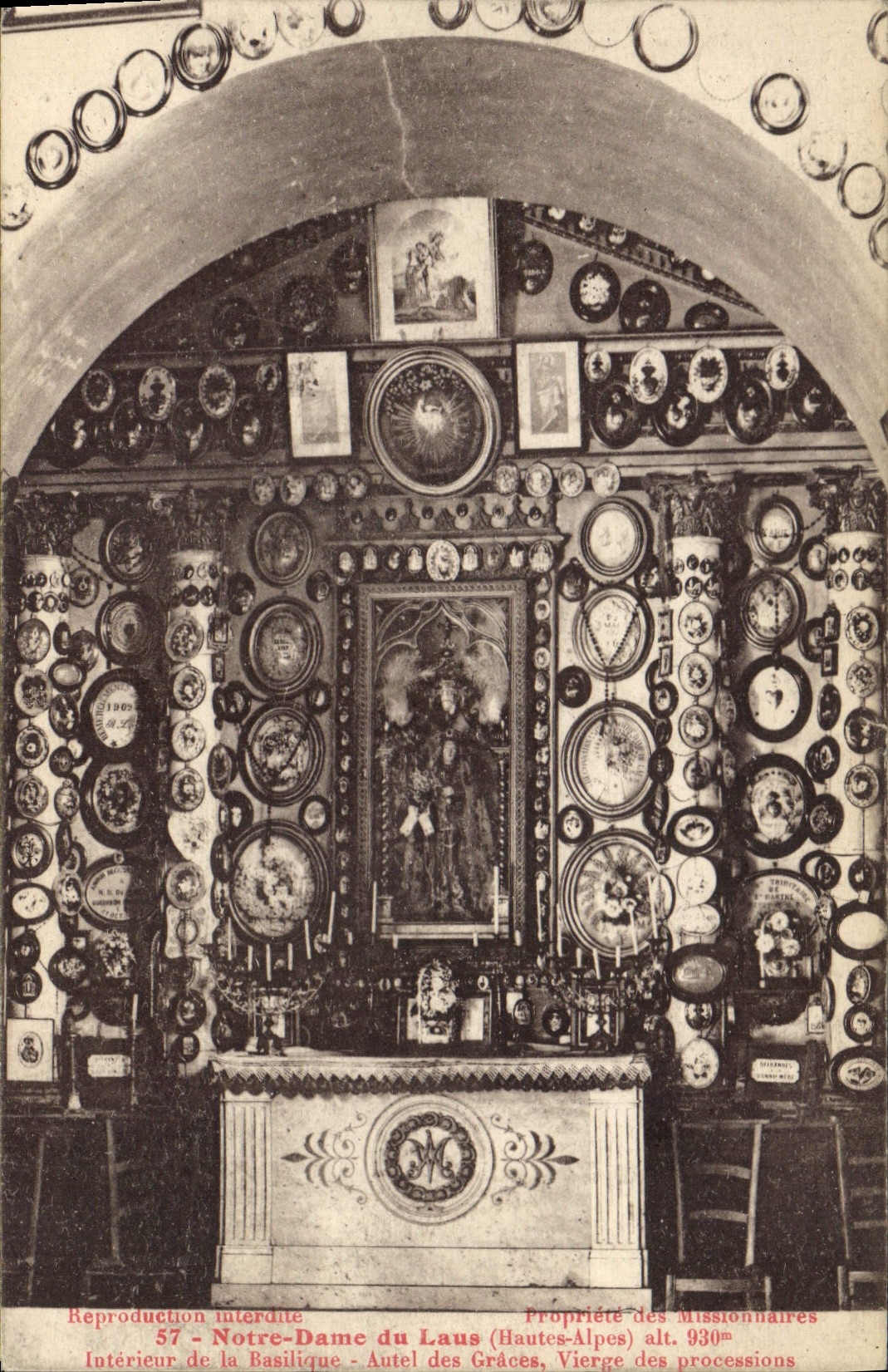 CPA Notre Dame du Laus Hautes Alpes Interieure de la Basilique Autel des Graces Vierge des Processio