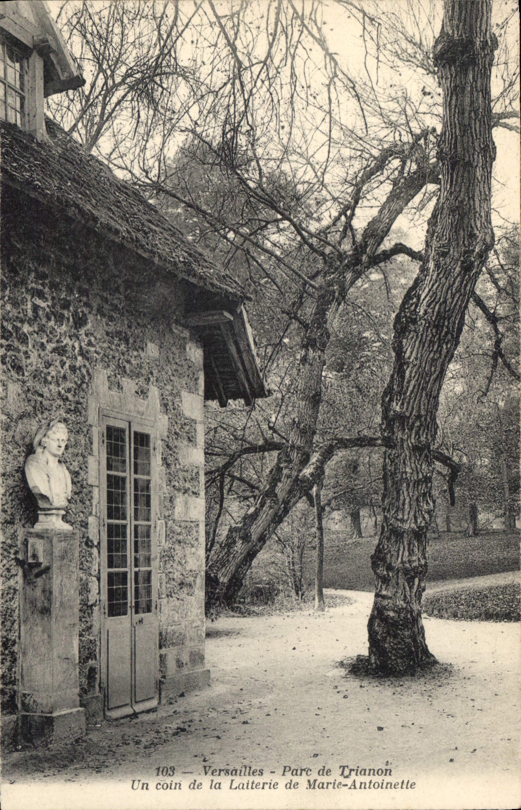 CPA Versailles Parc de Trianon Un coin de la Laiterie de Marie Antoinette 