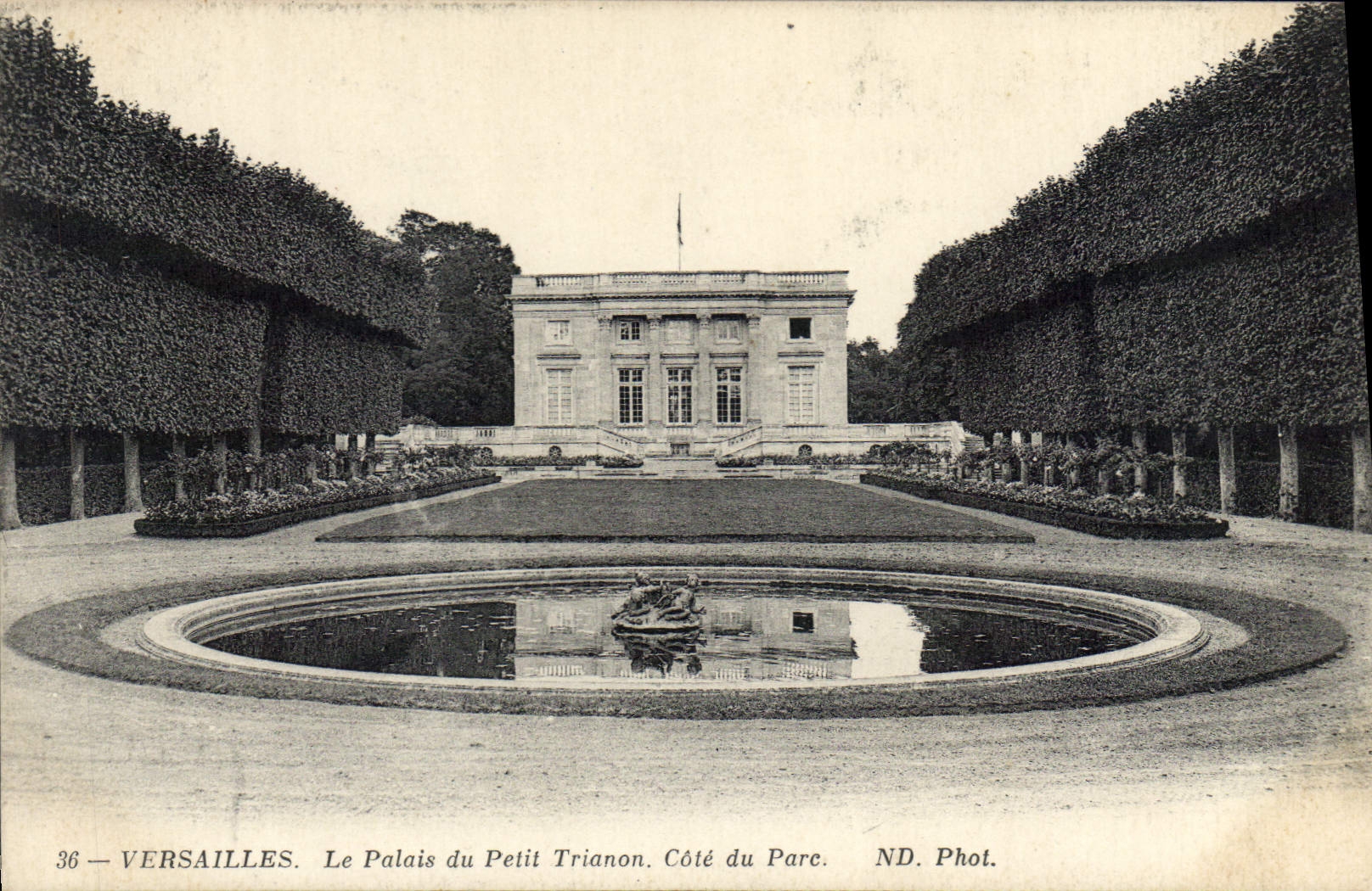 CPA Versailles Le Palais du Petit Trianon Cote du Parc 