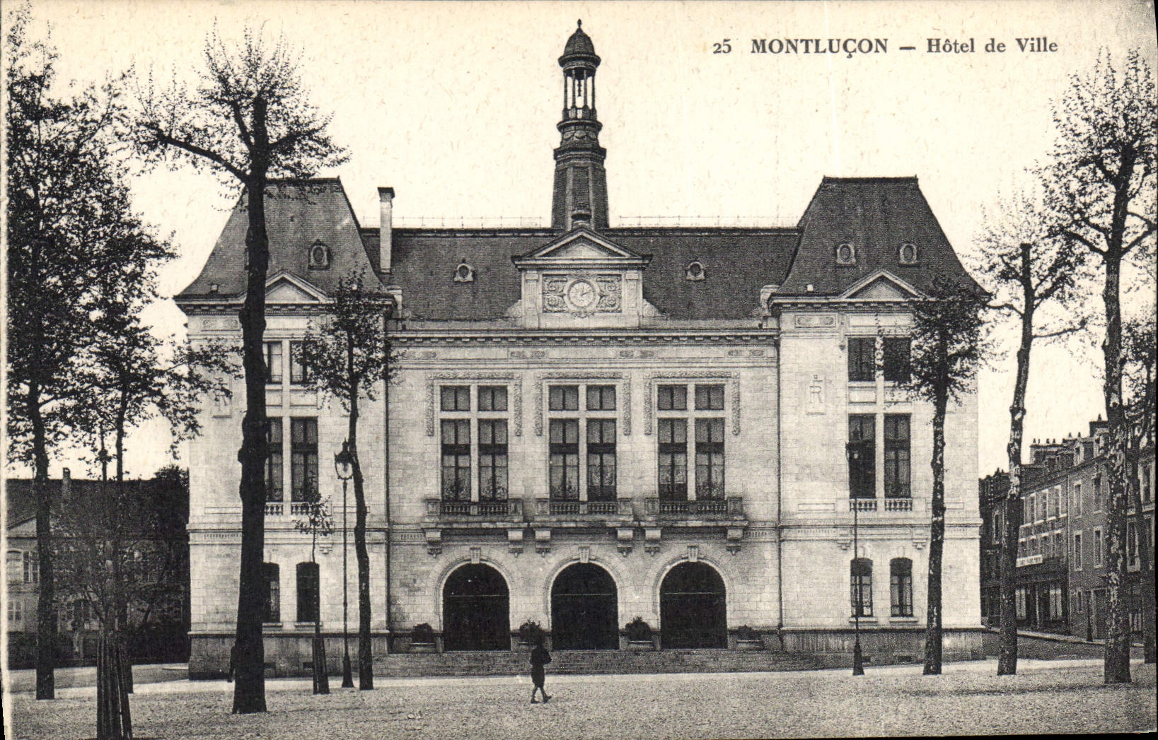 CPA Mountlucon Hotel de Ville 