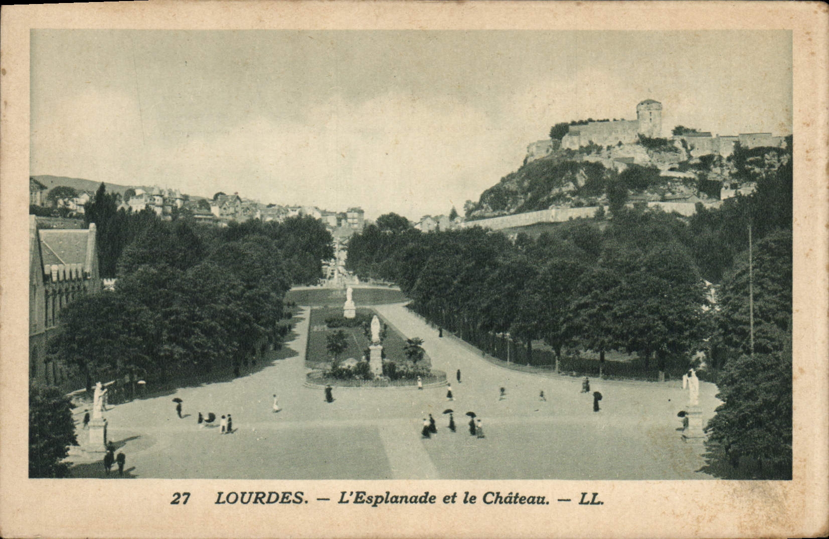 CPA Lourdes l'Esplanade et le Chateau 
