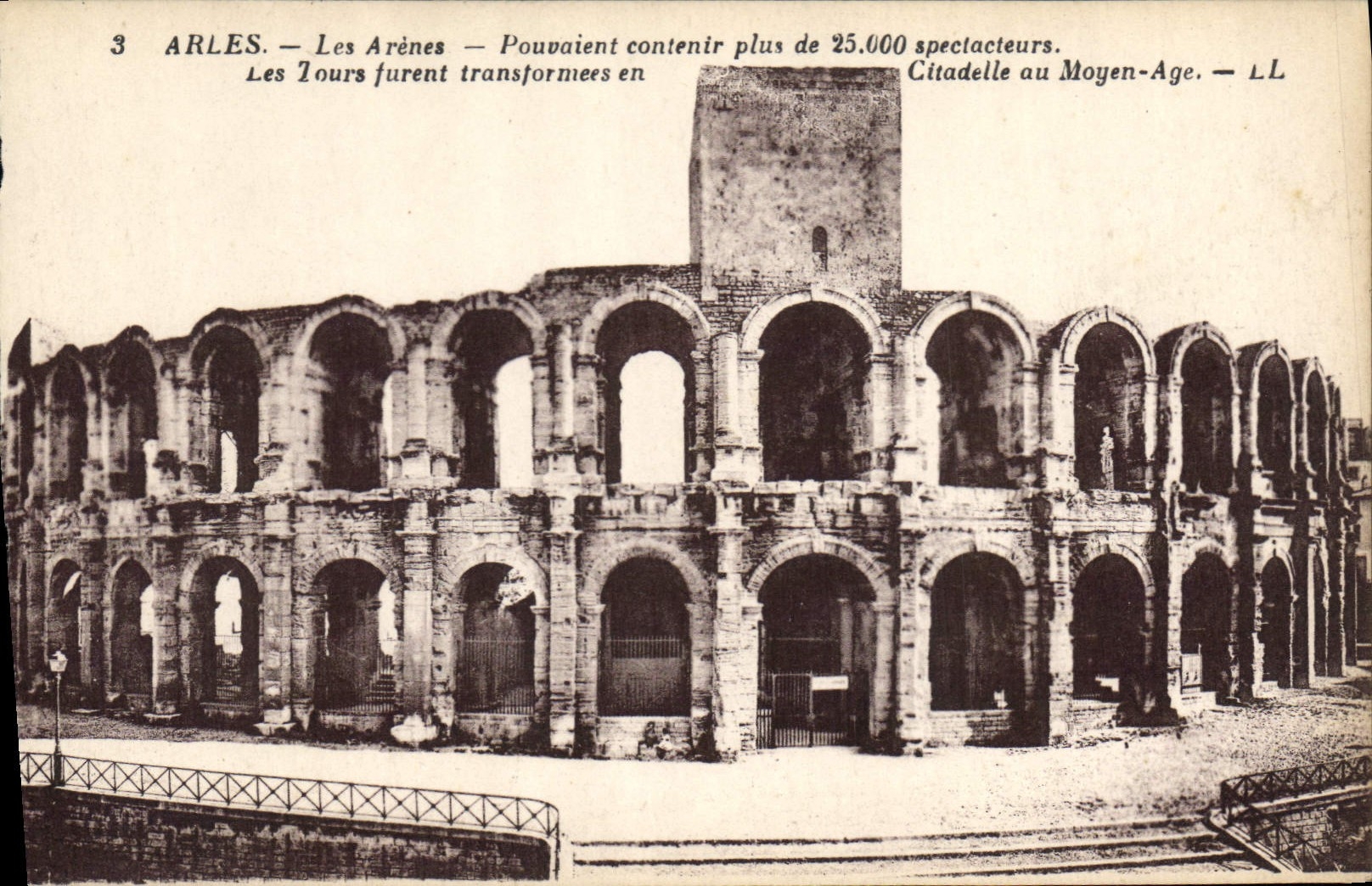 CPA Arles Les Arenes Pirvaient contenir Les Tours furent transformees en Citadlle au Moyen Age