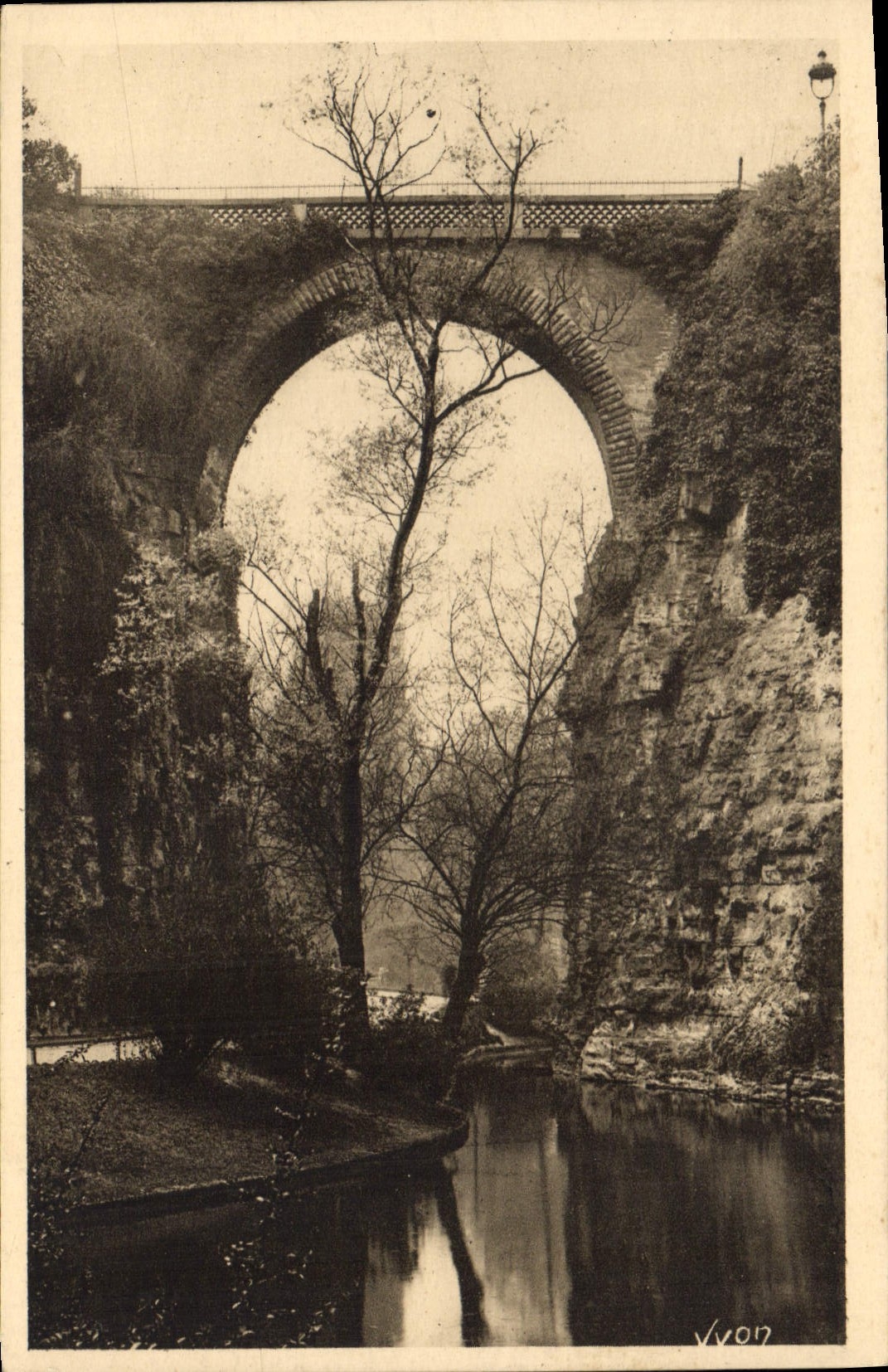 CPA Paris en Flanant Parc des Buttes Chaumont Pont de briques