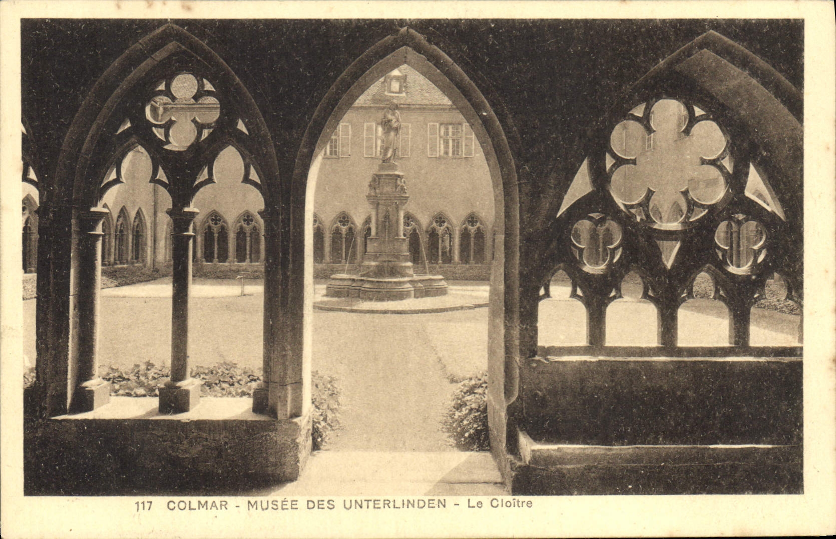 CPA Colmar Muse des Unterlinden Le Cloitre 