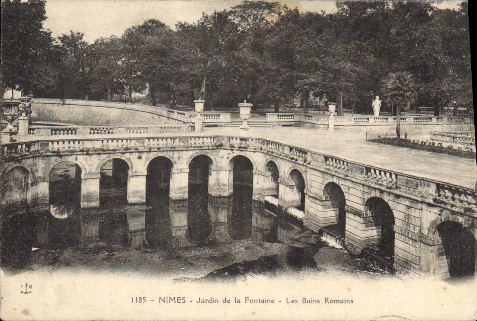 CPA Nimes Jardin de la Fontaine Les Bains Romains 