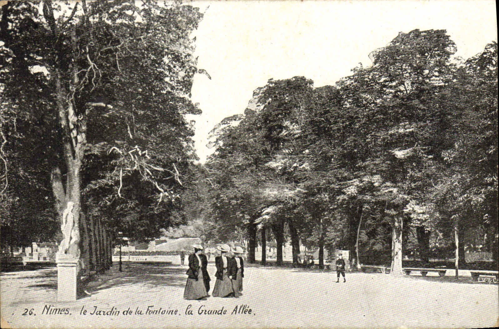 CPA Nimes le Jardin de la Fontaine La Grande Allee