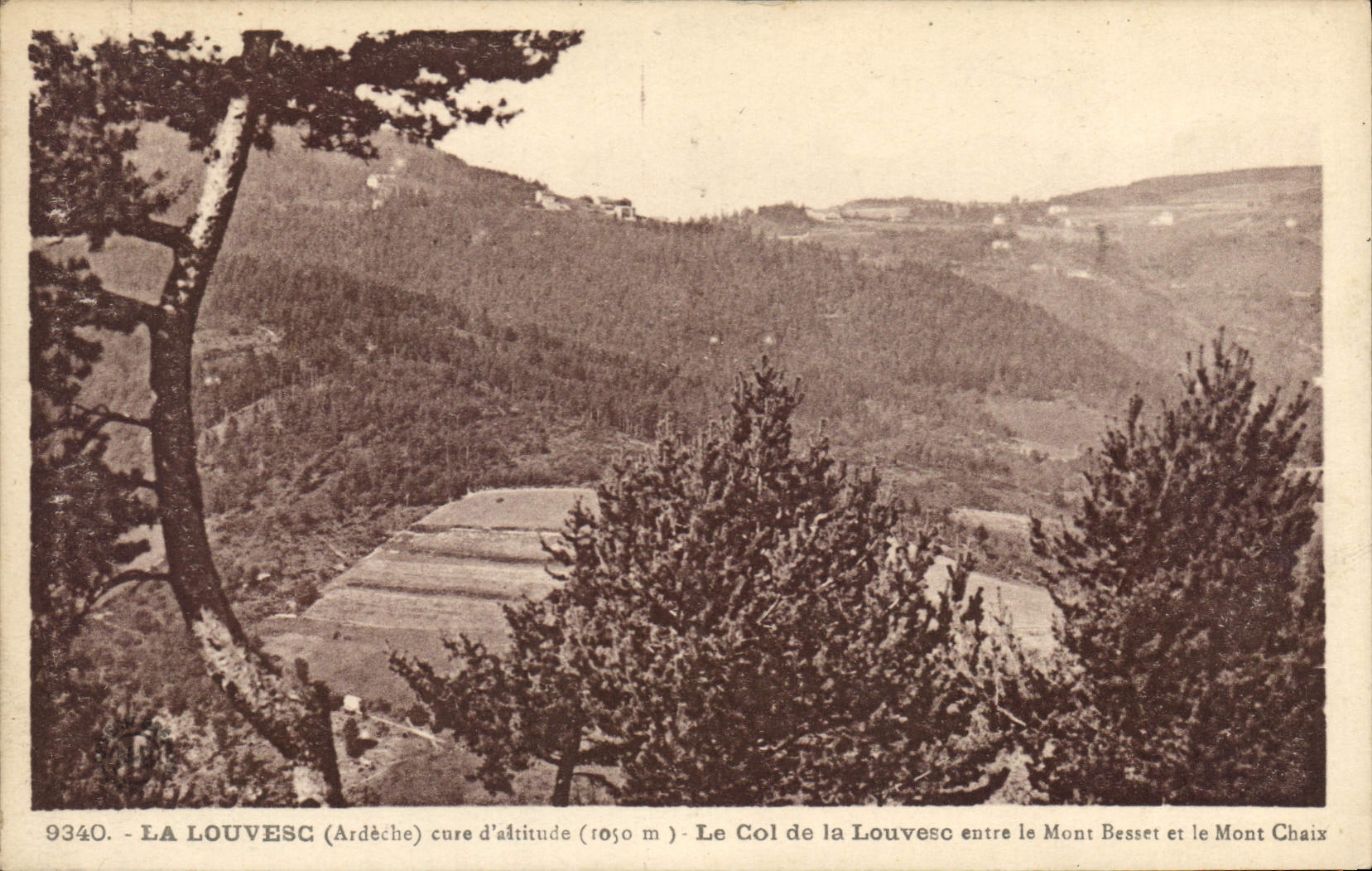 CPA La Louvesc Ardeche Le Col de la Louvecs entre le Mont Besset et le Mont Chaix