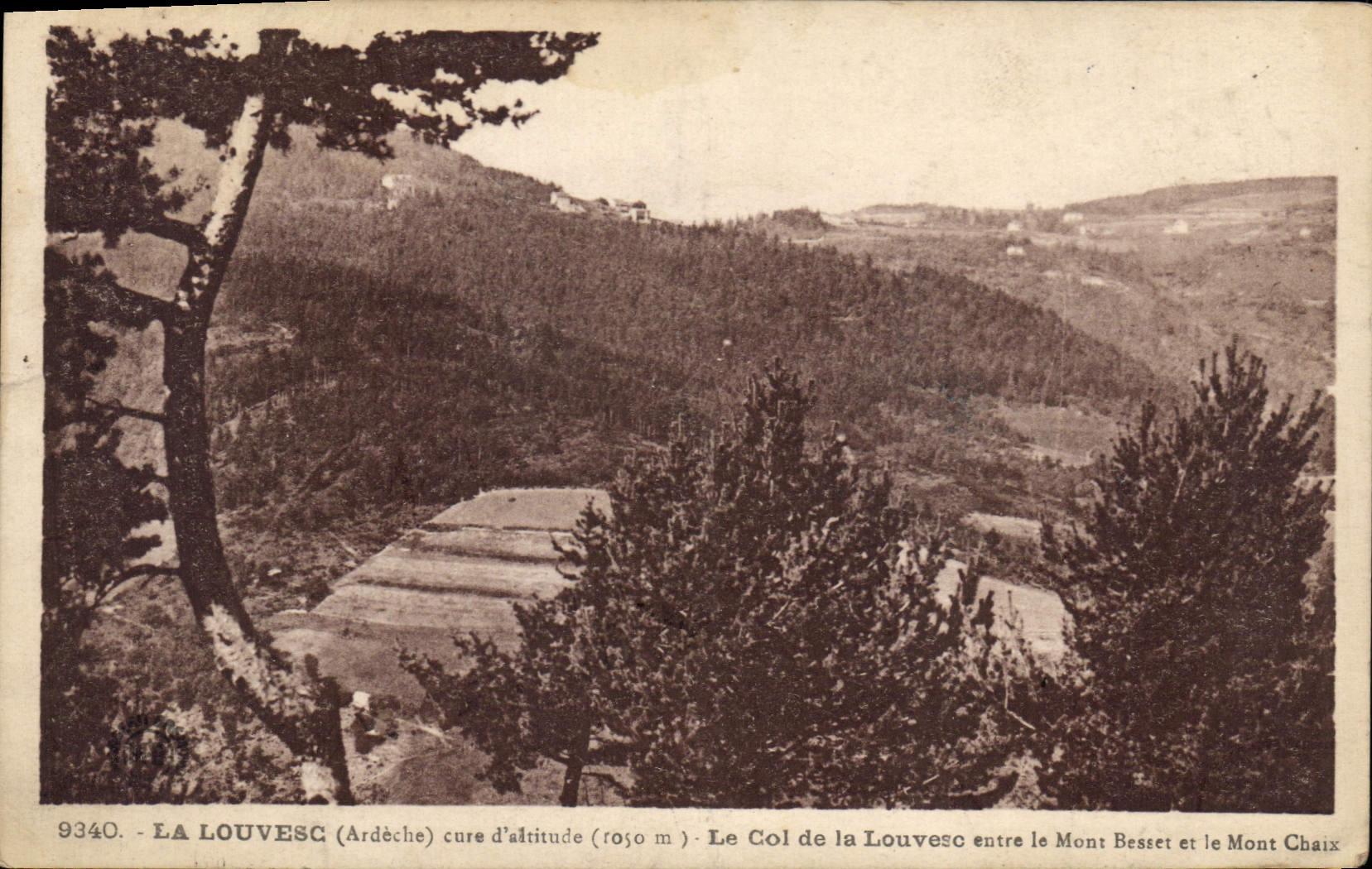 CPA La Louvesc Ardeche Le Col de la Louvesc entre le Mont Besset et le Mont Chaix 