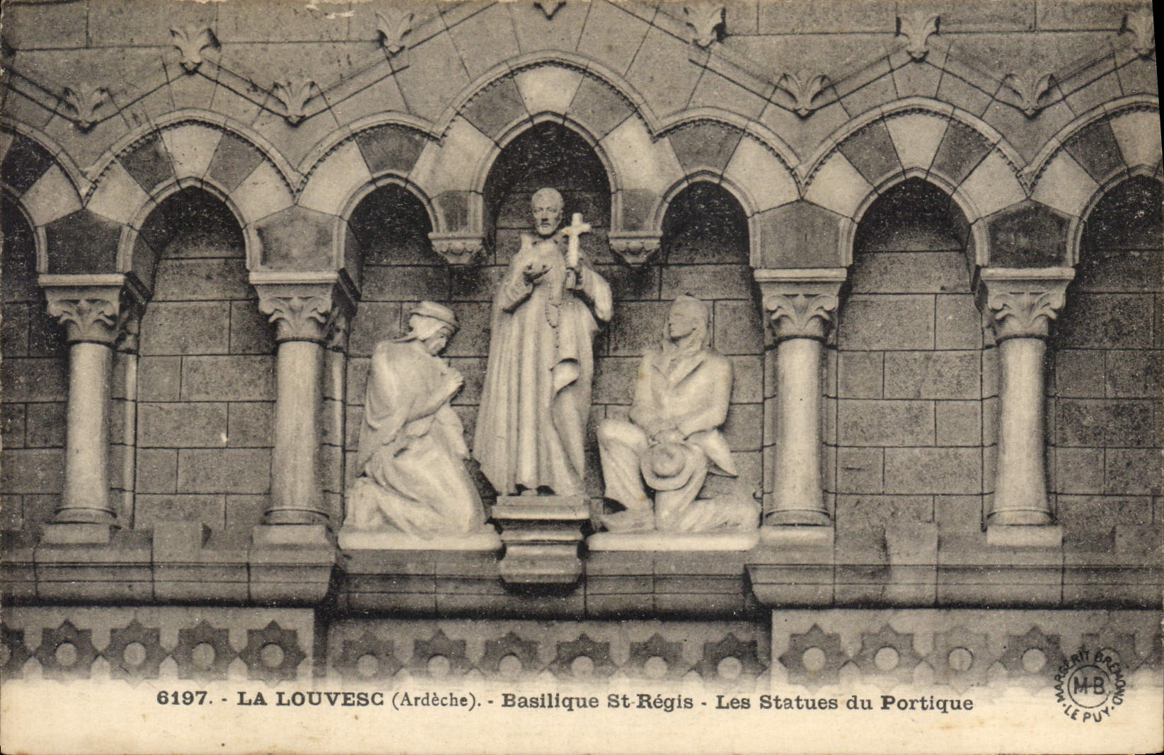 CPA La Louvesc Ardeche Basilique St Regis Les Statues du Portique 
