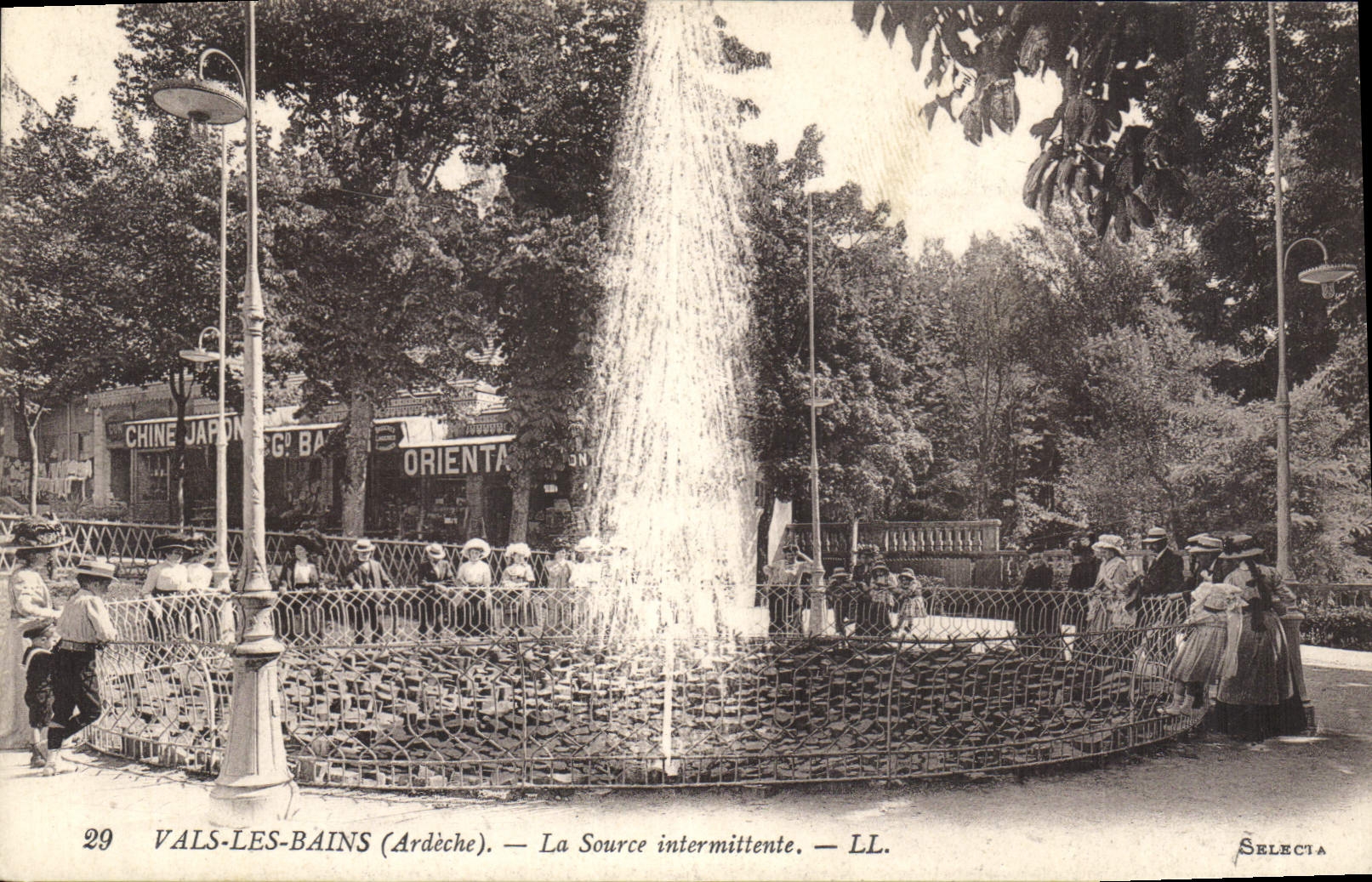 CPA Vals les Bains Ardeche La Source intermittente 