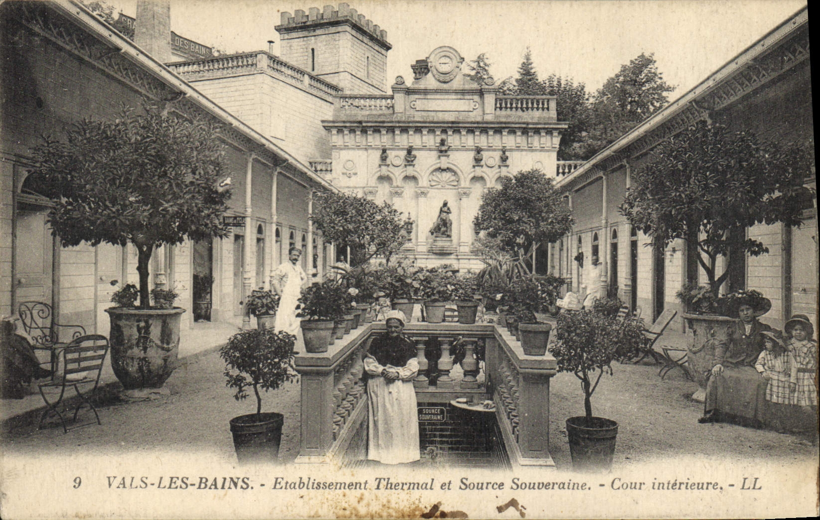 CPA Vals les Bains Etablissement Thermal et Source Souveraine Cour Interieure
